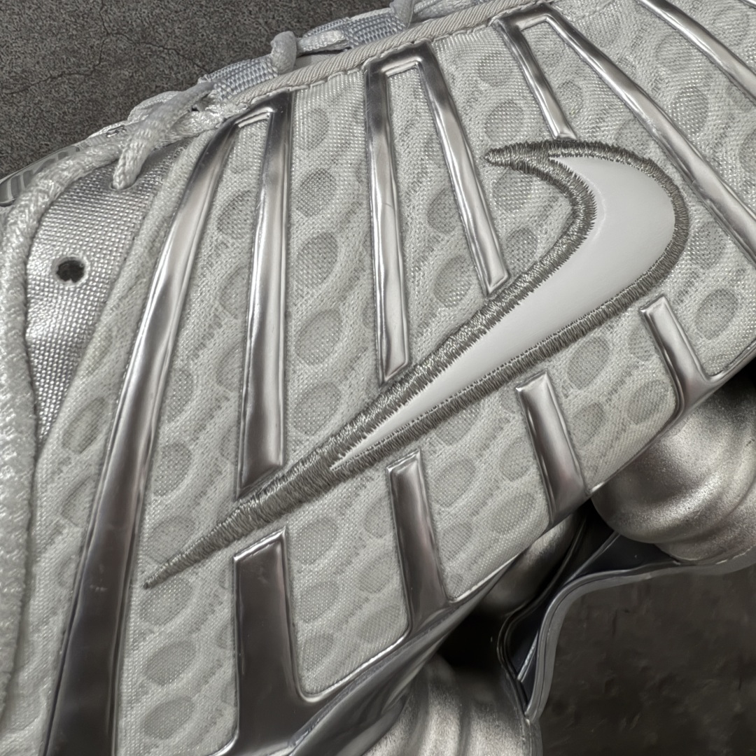 图片[4]-【Max纯原版】原版开发 Nike Shox TL系列 灰银色 AR3566-003 NK Shox TL系列 复古舒适百搭防滑耐磨低邦柱形气垫休闲跑步鞋 鞋面采用了轻质化的材料打造，搭载鞋带系带系统以及鞋舌部分的特殊控制模块，科技感十足；采用透气纺织品和网眼鞋面与标志性的Nike Shox技术，同时提供更轻盈的感觉和大胆的外观；鞋身大面积采用织物与皮革材质拼接设计，搭配Dri-FITz透气网面，透气性拉满不闷脚。中底前掌搭载Air Max科技，后掌配置Shoxy缓震气柱，前掌气垫提供灵敏回弹，中底的气柱设计也很加分，外观上科技感十足；设计彰显个性，复古造型适配多种穿搭风格。 尺码：39 40 40.5 41 42 42.5 43 44 44.5 45 45.5 46 46.5 47.5-选品中心