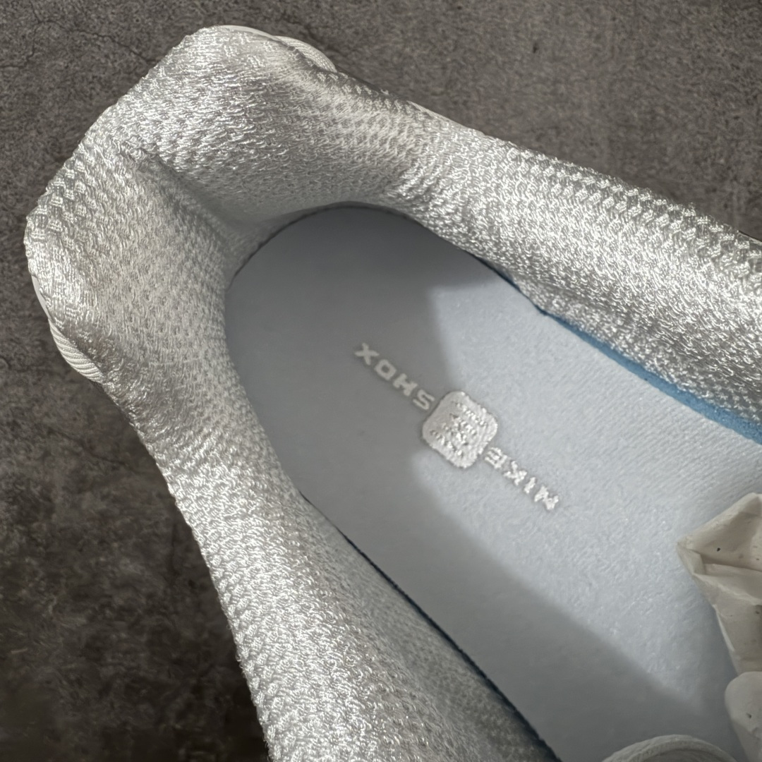 图片[8]-【Max纯原版】原版开发 Nike Shox TL系列 灰银色 AR3566-003 NK Shox TL系列 复古舒适百搭防滑耐磨低邦柱形气垫休闲跑步鞋 鞋面采用了轻质化的材料打造，搭载鞋带系带系统以及鞋舌部分的特殊控制模块，科技感十足；采用透气纺织品和网眼鞋面与标志性的Nike Shox技术，同时提供更轻盈的感觉和大胆的外观；鞋身大面积采用织物与皮革材质拼接设计，搭配Dri-FITz透气网面，透气性拉满不闷脚。中底前掌搭载Air Max科技，后掌配置Shoxy缓震气柱，前掌气垫提供灵敏回弹，中底的气柱设计也很加分，外观上科技感十足；设计彰显个性，复古造型适配多种穿搭风格。 尺码：39 40 40.5 41 42 42.5 43 44 44.5 45 45.5 46 46.5 47.5-选品中心