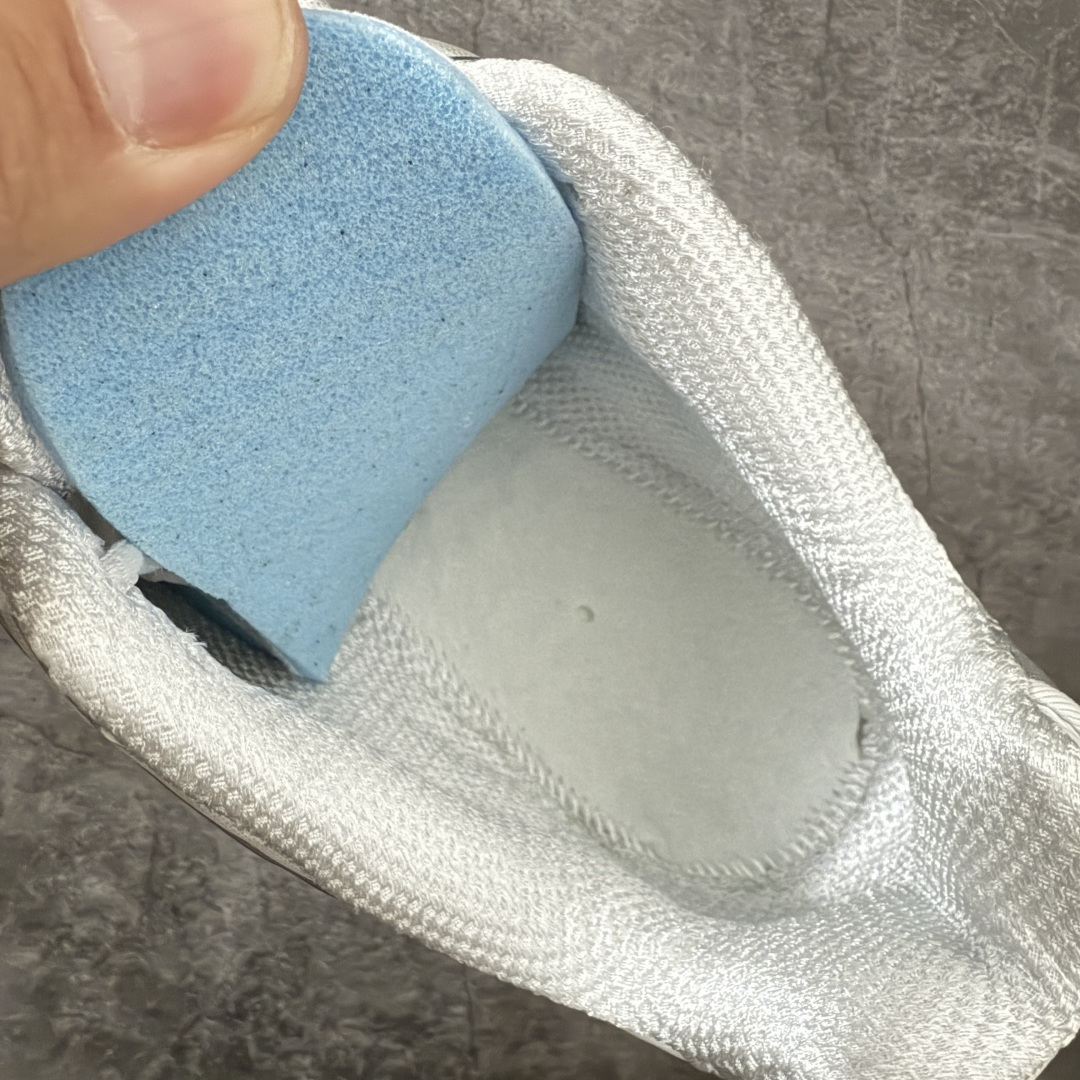 图片[9]-【Max纯原版】原版开发 Nike Shox TL系列 灰银色 AR3566-003 NK Shox TL系列 复古舒适百搭防滑耐磨低邦柱形气垫休闲跑步鞋 鞋面采用了轻质化的材料打造，搭载鞋带系带系统以及鞋舌部分的特殊控制模块，科技感十足；采用透气纺织品和网眼鞋面与标志性的Nike Shox技术，同时提供更轻盈的感觉和大胆的外观；鞋身大面积采用织物与皮革材质拼接设计，搭配Dri-FITz透气网面，透气性拉满不闷脚。中底前掌搭载Air Max科技，后掌配置Shoxy缓震气柱，前掌气垫提供灵敏回弹，中底的气柱设计也很加分，外观上科技感十足；设计彰显个性，复古造型适配多种穿搭风格。 尺码：39 40 40.5 41 42 42.5 43 44 44.5 45 45.5 46 46.5 47.5-选品中心