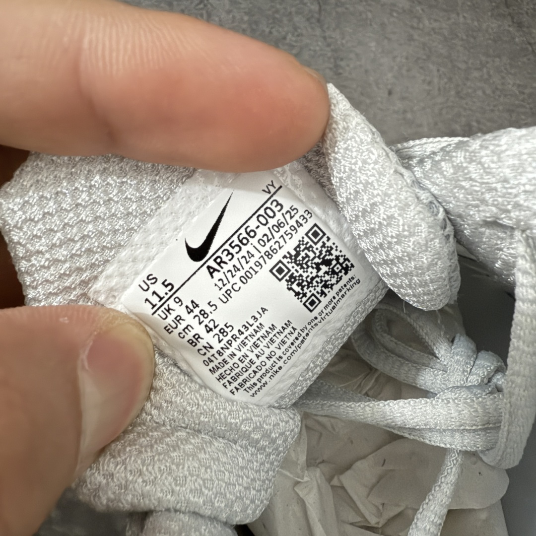 图片[7]-【Max纯原版】原版开发 Nike Shox TL系列 灰银色 AR3566-003 NK Shox TL系列 复古舒适百搭防滑耐磨低邦柱形气垫休闲跑步鞋 鞋面采用了轻质化的材料打造，搭载鞋带系带系统以及鞋舌部分的特殊控制模块，科技感十足；采用透气纺织品和网眼鞋面与标志性的Nike Shox技术，同时提供更轻盈的感觉和大胆的外观；鞋身大面积采用织物与皮革材质拼接设计，搭配Dri-FITz透气网面，透气性拉满不闷脚。中底前掌搭载Air Max科技，后掌配置Shoxy缓震气柱，前掌气垫提供灵敏回弹，中底的气柱设计也很加分，外观上科技感十足；设计彰显个性，复古造型适配多种穿搭风格。 尺码：39 40 40.5 41 42 42.5 43 44 44.5 45 45.5 46 46.5 47.5-选品中心