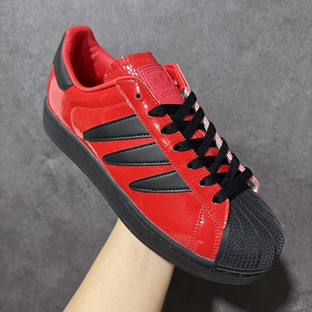 图片[3]-【公司级】阿迪达斯 ADIDAS SUPERSTAR 2026年新款鞋子 蛇年新款经典贝壳头系列 新款休闲板鞋潮流男女士运动鞋 。漆面鞋面柔软皮革拼接材质 标志性的贝壳鞋头，简约的线条。就连版型和比例，都在向1982年的鞋款致敬。可谓“形神兼备”的复刻。无论在哪，无论去哪，你或许都需要这样一双既舒适又时尚的鞋。1970年问世于篮球场的adidas Superstar，集舒适与时尚于一身。这款经典鞋，缀低调图案，灵感源自公共交通地图。设计简约，旨在伴你出行。心动不如行动，系好鞋带，出发吧。 货号：HQ9302 尺码：35-45含半码-选品中心