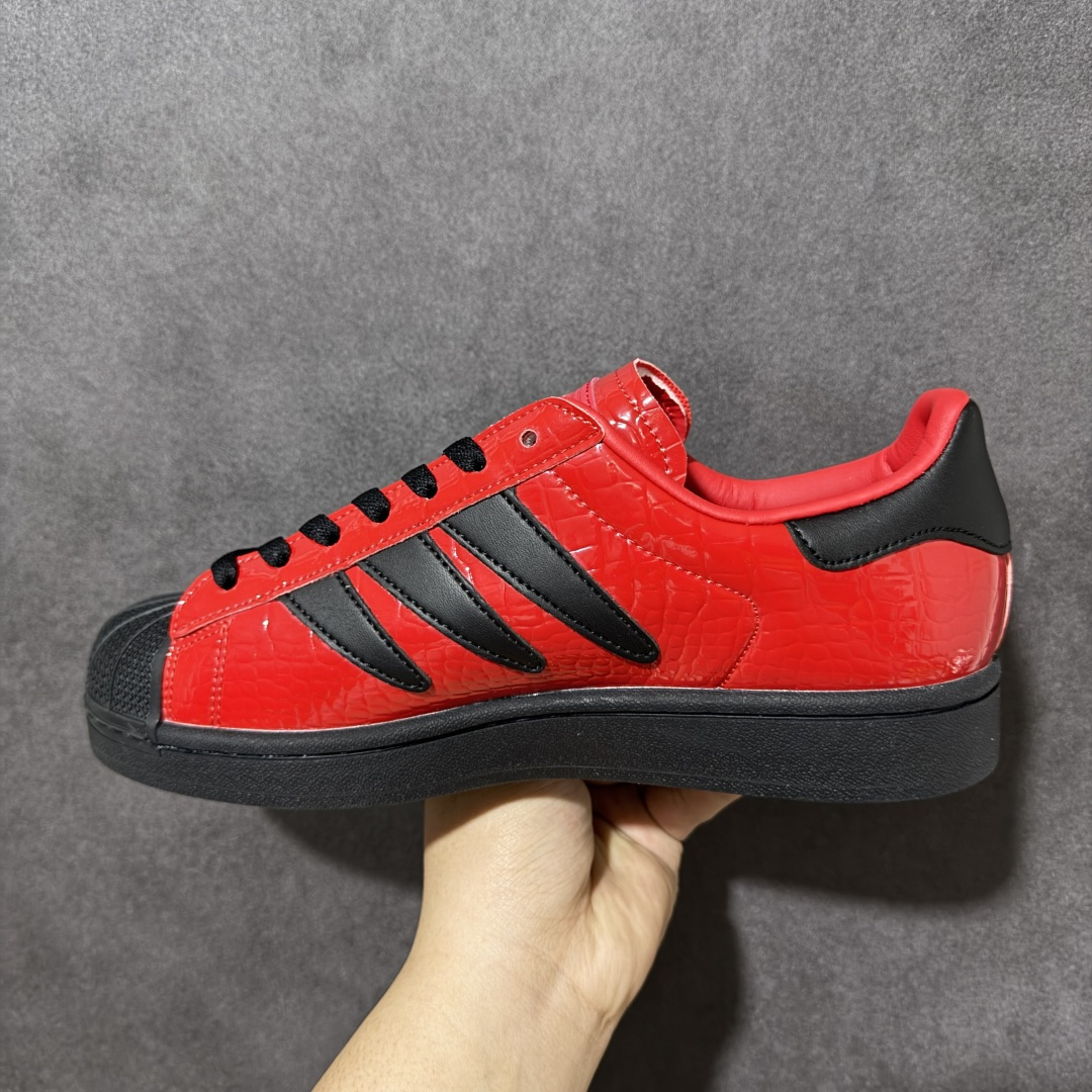 图片[2]-【公司级】阿迪达斯 ADIDAS SUPERSTAR 2026年新款鞋子 蛇年新款经典贝壳头系列 新款休闲板鞋潮流男女士运动鞋 。漆面鞋面柔软皮革拼接材质 标志性的贝壳鞋头，简约的线条。就连版型和比例，都在向1982年的鞋款致敬。可谓“形神兼备”的复刻。无论在哪，无论去哪，你或许都需要这样一双既舒适又时尚的鞋。1970年问世于篮球场的adidas Superstar，集舒适与时尚于一身。这款经典鞋，缀低调图案，灵感源自公共交通地图。设计简约，旨在伴你出行。心动不如行动，系好鞋带，出发吧。 货号：HQ9302 尺码：35-45含半码-选品中心