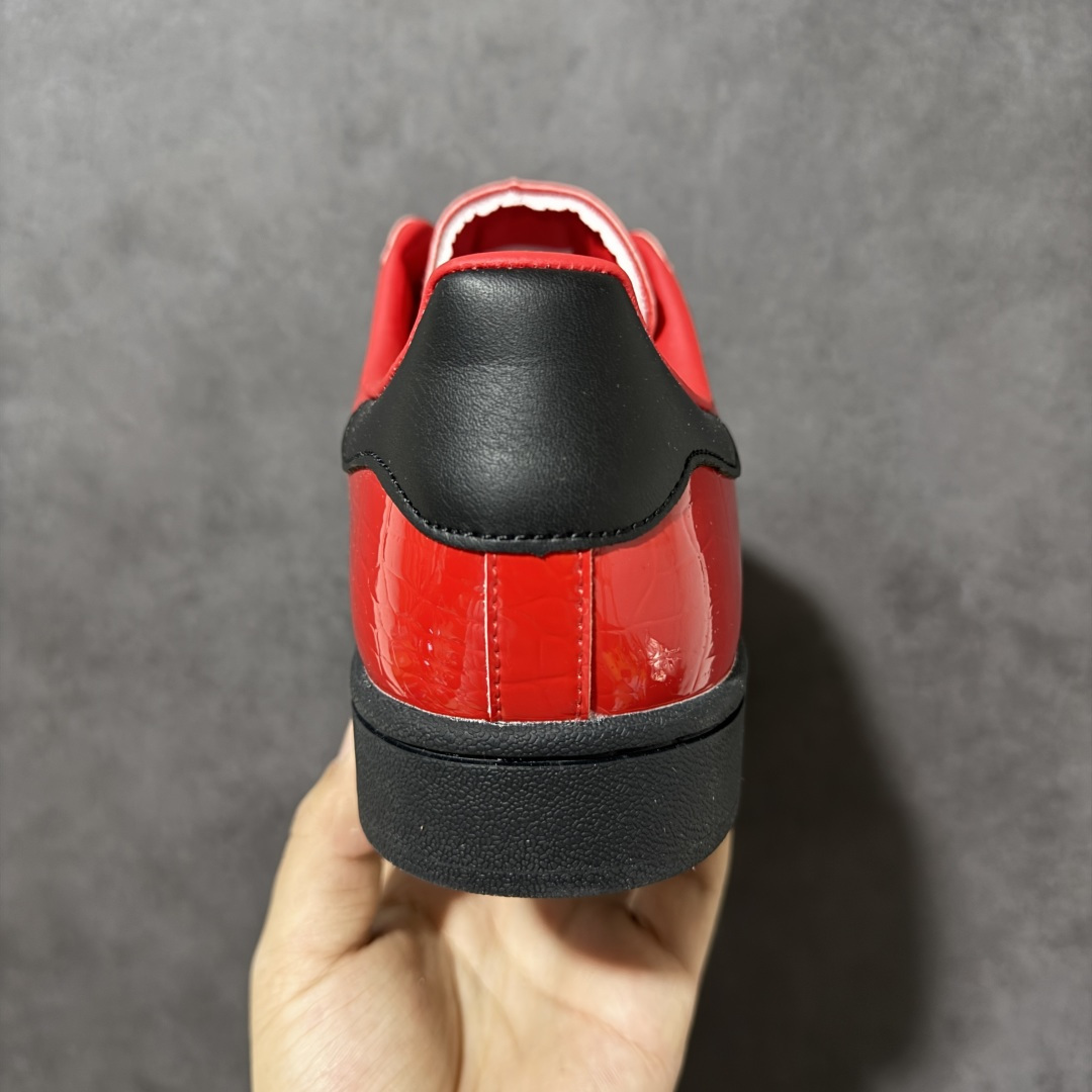 图片[4]-【公司级】阿迪达斯 ADIDAS SUPERSTAR 2026年新款鞋子 蛇年新款经典贝壳头系列 新款休闲板鞋潮流男女士运动鞋 。漆面鞋面柔软皮革拼接材质 标志性的贝壳鞋头，简约的线条。就连版型和比例，都在向1982年的鞋款致敬。可谓“形神兼备”的复刻。无论在哪，无论去哪，你或许都需要这样一双既舒适又时尚的鞋。1970年问世于篮球场的adidas Superstar，集舒适与时尚于一身。这款经典鞋，缀低调图案，灵感源自公共交通地图。设计简约，旨在伴你出行。心动不如行动，系好鞋带，出发吧。 货号：HQ9302 尺码：35-45含半码-选品中心