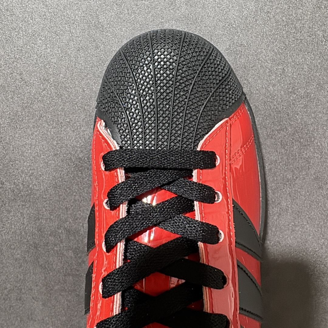 图片[5]-【公司级】阿迪达斯 ADIDAS SUPERSTAR 2026年新款鞋子 蛇年新款经典贝壳头系列 新款休闲板鞋潮流男女士运动鞋 。漆面鞋面柔软皮革拼接材质 标志性的贝壳鞋头，简约的线条。就连版型和比例，都在向1982年的鞋款致敬。可谓“形神兼备”的复刻。无论在哪，无论去哪，你或许都需要这样一双既舒适又时尚的鞋。1970年问世于篮球场的adidas Superstar，集舒适与时尚于一身。这款经典鞋，缀低调图案，灵感源自公共交通地图。设计简约，旨在伴你出行。心动不如行动，系好鞋带，出发吧。 货号：HQ9302 尺码：35-45含半码-选品中心