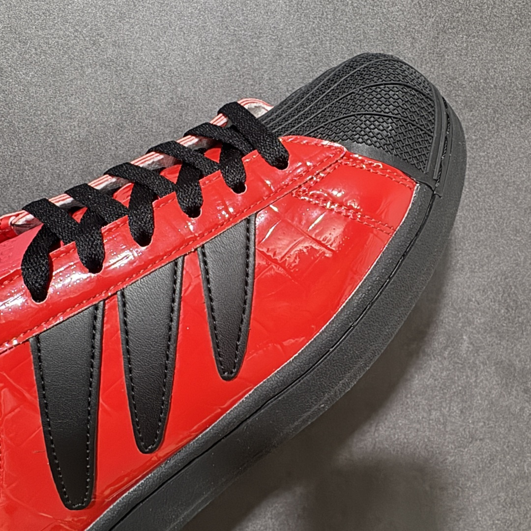 图片[7]-【公司级】阿迪达斯 ADIDAS SUPERSTAR 2026年新款鞋子 蛇年新款经典贝壳头系列 新款休闲板鞋潮流男女士运动鞋 。漆面鞋面柔软皮革拼接材质 标志性的贝壳鞋头，简约的线条。就连版型和比例，都在向1982年的鞋款致敬。可谓“形神兼备”的复刻。无论在哪，无论去哪，你或许都需要这样一双既舒适又时尚的鞋。1970年问世于篮球场的adidas Superstar，集舒适与时尚于一身。这款经典鞋，缀低调图案，灵感源自公共交通地图。设计简约，旨在伴你出行。心动不如行动，系好鞋带，出发吧。 货号：HQ9302 尺码：35-45含半码-选品中心