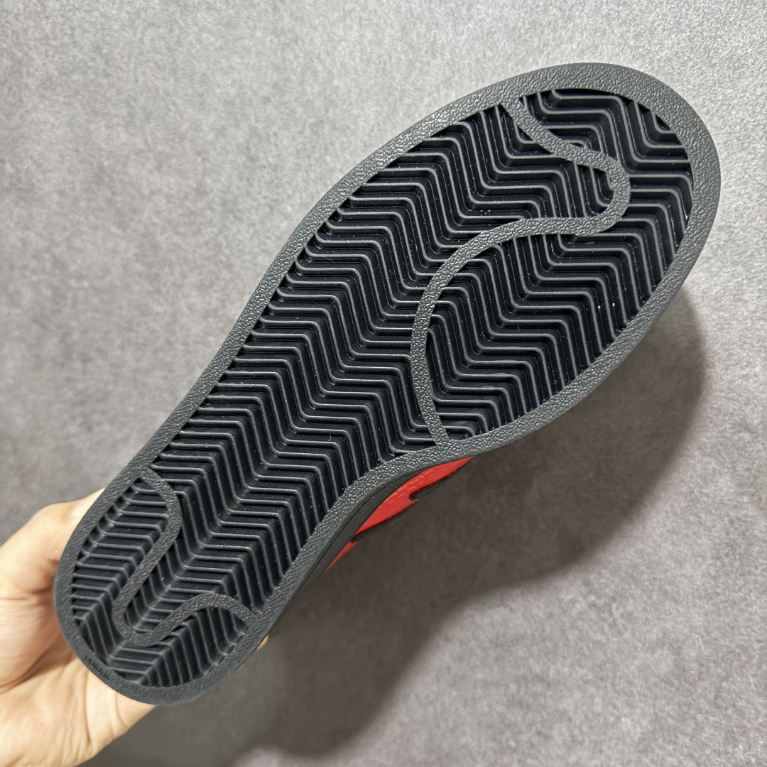 图片[9]-【公司级】阿迪达斯 ADIDAS SUPERSTAR 2026年新款鞋子 蛇年新款经典贝壳头系列 新款休闲板鞋潮流男女士运动鞋 。漆面鞋面柔软皮革拼接材质 标志性的贝壳鞋头，简约的线条。就连版型和比例，都在向1982年的鞋款致敬。可谓“形神兼备”的复刻。无论在哪，无论去哪，你或许都需要这样一双既舒适又时尚的鞋。1970年问世于篮球场的adidas Superstar，集舒适与时尚于一身。这款经典鞋，缀低调图案，灵感源自公共交通地图。设计简约，旨在伴你出行。心动不如行动，系好鞋带，出发吧。 货号：HQ9302 尺码：35-45含半码-选品中心