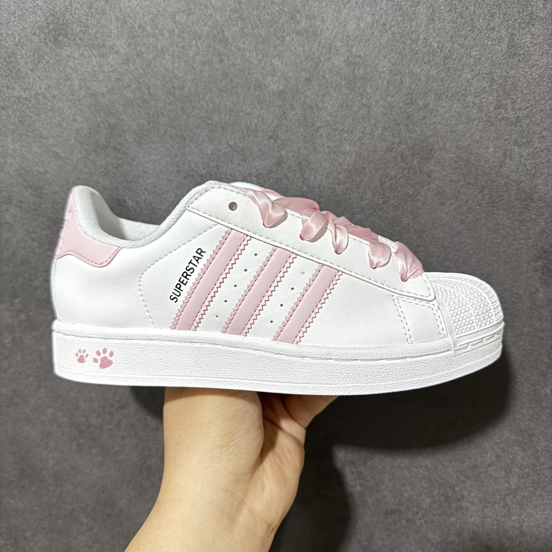 【GX版本】AD Originals Superstar 经典复古贝壳头板鞋 JH9976 诞生于1969年 是第一双将全皮面鞋 身与橡胶鞋头结合在一起的低帮篮球鞋 Superstar最开始 是作为高帮篮球鞋Pro Model的低帮版本而出现的 但因为其独特和醒目的橡胶鞋头造型而让大家熟知 被大家形象地称为\