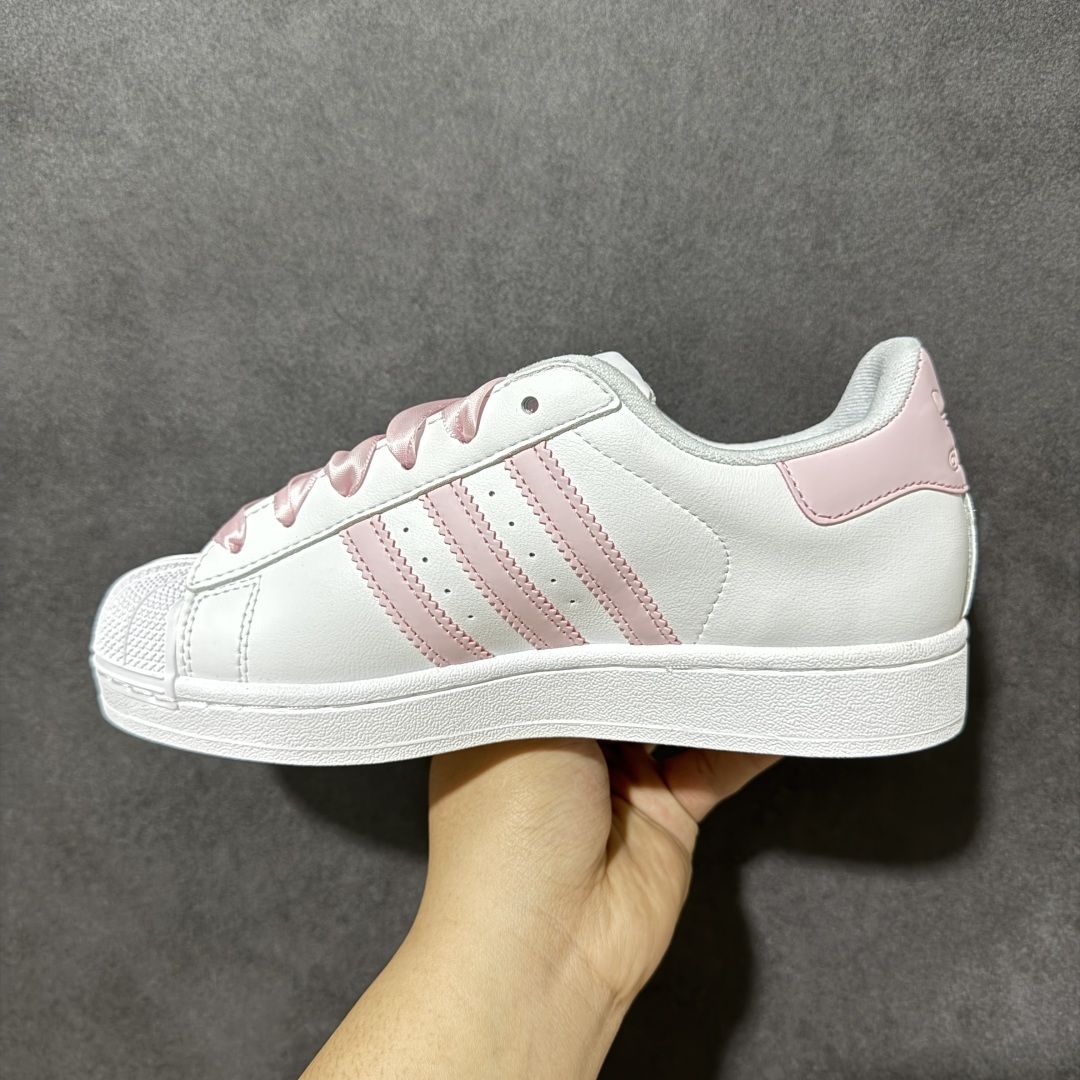 图片[2]-【GX版本】AD Originals Superstar 经典复古贝壳头板鞋 JH9976 诞生于1969年 是第一双将全皮面鞋 身与橡胶鞋头结合在一起的低帮篮球鞋 Superstar最开始 是作为高帮篮球鞋Pro Model的低帮版本而出现的 但因为其独特和醒目的橡胶鞋头造型而让大家熟知 被大家形象地称为\”shelltoe\”贝壳头 在70年代的美国职业篮球场上 接近3/4的NBA球员都将这双Superstar作为场上用鞋 80年代之后 经过不断的改良和发展 Superstar逐渐成为横跨时装、音乐、街头文化、休闲和运动等各大领域的时尚潮鞋 尺码：35-40-选品中心