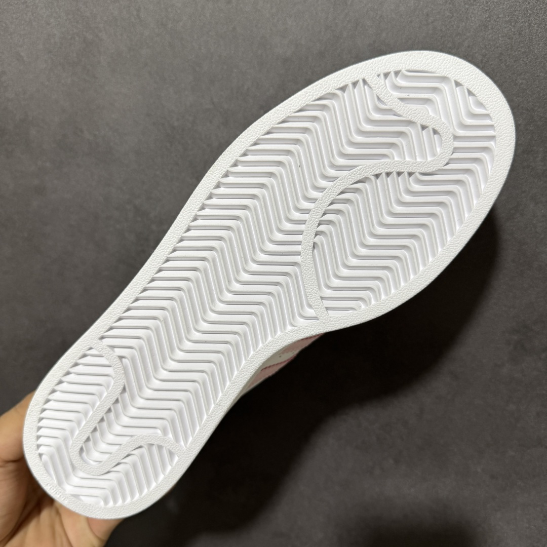 图片[7]-【GX版本】AD Originals Superstar 经典复古贝壳头板鞋 JH9976 诞生于1969年 是第一双将全皮面鞋 身与橡胶鞋头结合在一起的低帮篮球鞋 Superstar最开始 是作为高帮篮球鞋Pro Model的低帮版本而出现的 但因为其独特和醒目的橡胶鞋头造型而让大家熟知 被大家形象地称为\”shelltoe\”贝壳头 在70年代的美国职业篮球场上 接近3/4的NBA球员都将这双Superstar作为场上用鞋 80年代之后 经过不断的改良和发展 Superstar逐渐成为横跨时装、音乐、街头文化、休闲和运动等各大领域的时尚潮鞋 尺码：35-40-选品中心