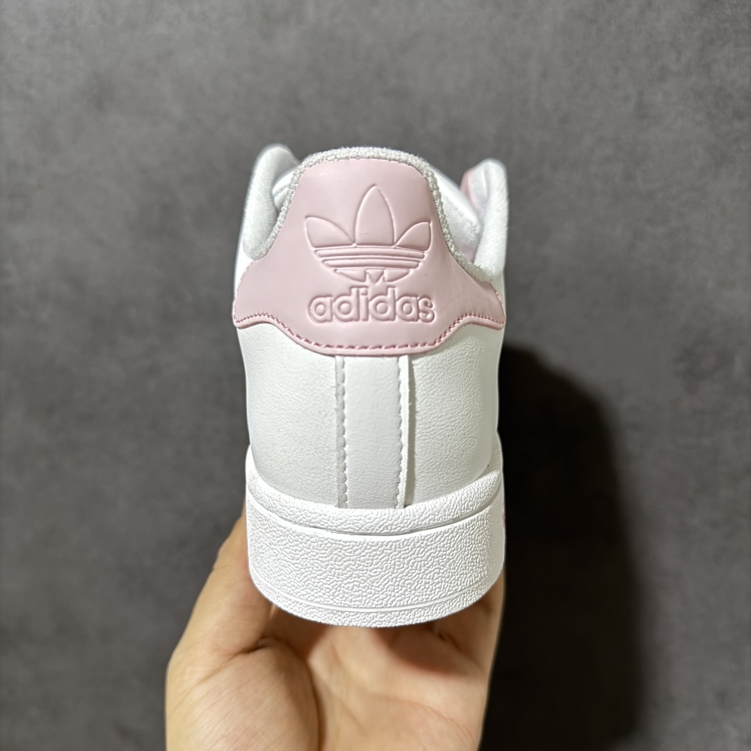 图片[4]-【GX版本】AD Originals Superstar 经典复古贝壳头板鞋 JH9976 诞生于1969年 是第一双将全皮面鞋 身与橡胶鞋头结合在一起的低帮篮球鞋 Superstar最开始 是作为高帮篮球鞋Pro Model的低帮版本而出现的 但因为其独特和醒目的橡胶鞋头造型而让大家熟知 被大家形象地称为\”shelltoe\”贝壳头 在70年代的美国职业篮球场上 接近3/4的NBA球员都将这双Superstar作为场上用鞋 80年代之后 经过不断的改良和发展 Superstar逐渐成为横跨时装、音乐、街头文化、休闲和运动等各大领域的时尚潮鞋 尺码：35-40-选品中心