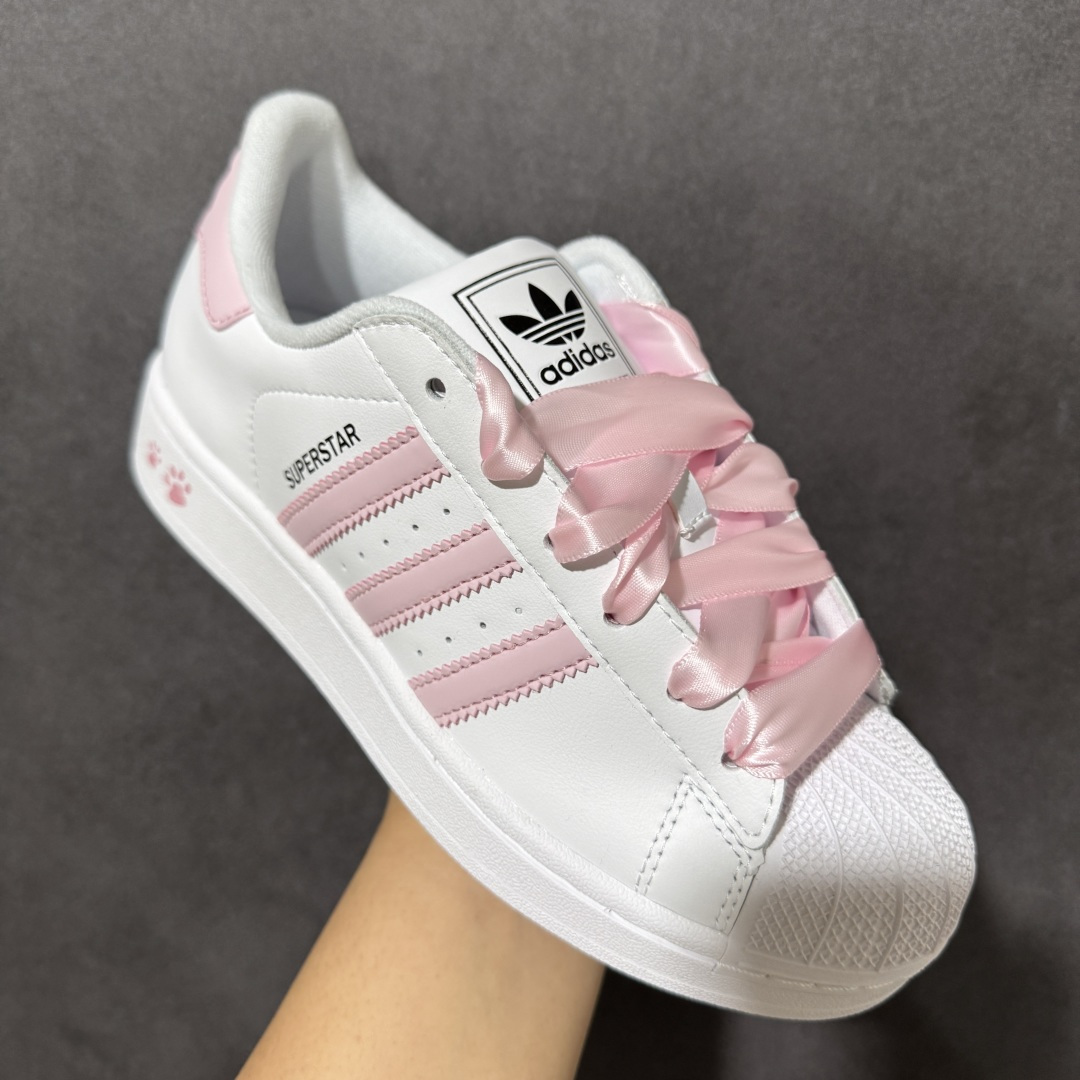 图片[3]-【GX版本】AD Originals Superstar 经典复古贝壳头板鞋 JH9976 诞生于1969年 是第一双将全皮面鞋 身与橡胶鞋头结合在一起的低帮篮球鞋 Superstar最开始 是作为高帮篮球鞋Pro Model的低帮版本而出现的 但因为其独特和醒目的橡胶鞋头造型而让大家熟知 被大家形象地称为\”shelltoe\”贝壳头 在70年代的美国职业篮球场上 接近3/4的NBA球员都将这双Superstar作为场上用鞋 80年代之后 经过不断的改良和发展 Superstar逐渐成为横跨时装、音乐、街头文化、休闲和运动等各大领域的时尚潮鞋 尺码：35-40-选品中心