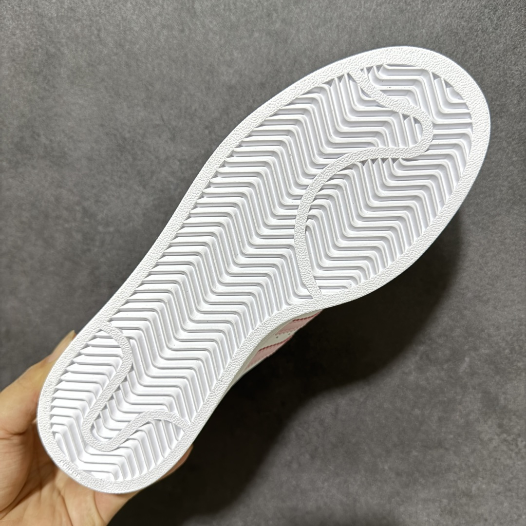 图片[8]-【GX版本】AD Originals Superstar 经典复古贝壳头板鞋 JH9976 诞生于1969年 是第一双将全皮面鞋 身与橡胶鞋头结合在一起的低帮篮球鞋 Superstar最开始 是作为高帮篮球鞋Pro Model的低帮版本而出现的 但因为其独特和醒目的橡胶鞋头造型而让大家熟知 被大家形象地称为\”shelltoe\”贝壳头 在70年代的美国职业篮球场上 接近3/4的NBA球员都将这双Superstar作为场上用鞋 80年代之后 经过不断的改良和发展 Superstar逐渐成为横跨时装、音乐、街头文化、休闲和运动等各大领域的时尚潮鞋 尺码：35-40-选品中心