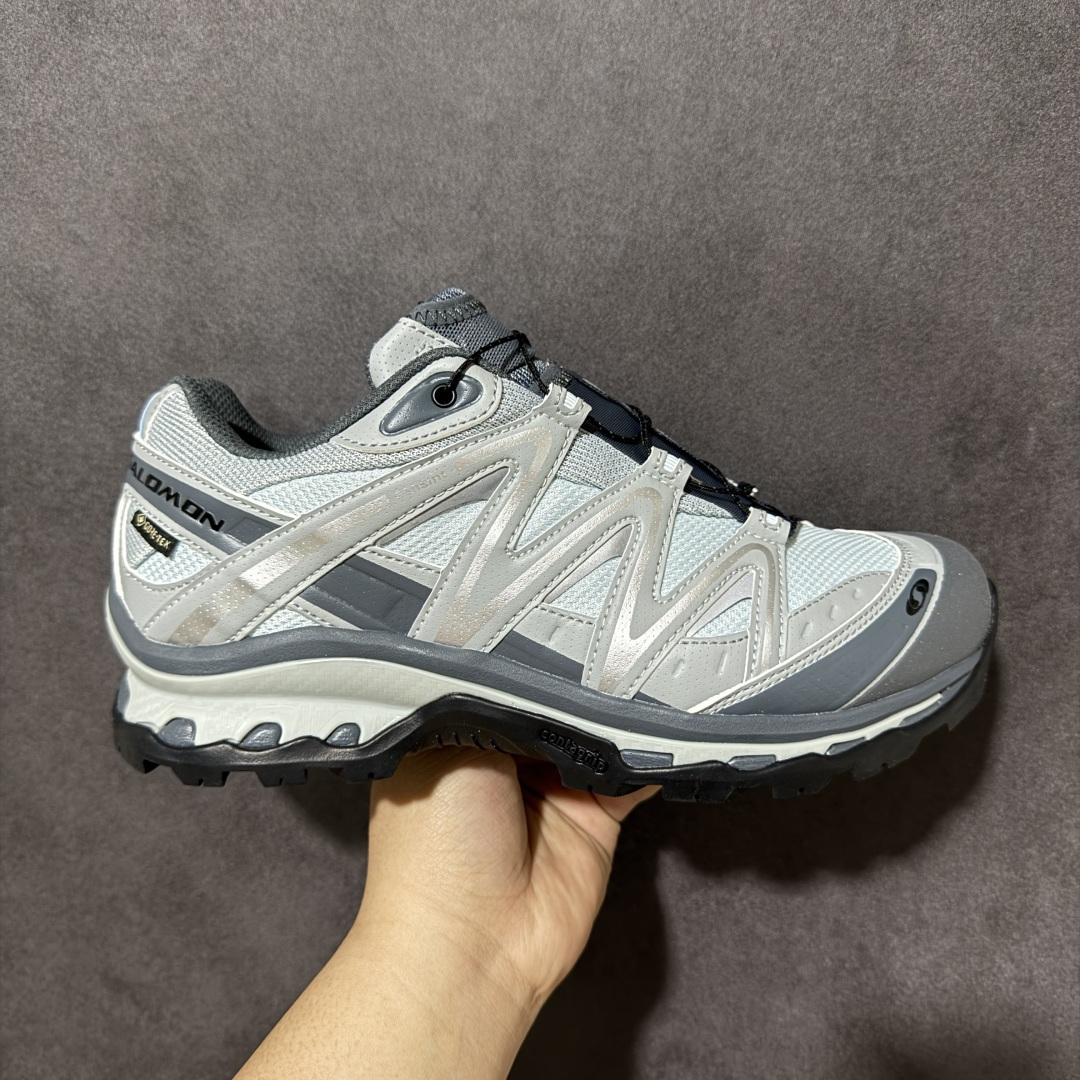 【公司级】Salomon XT-Quest 萨洛蒙 探索者系列户外越野跑鞋 #鞋面采用SENSIFIT贴合技术 全方位贴合包裹脚型 鞋跟部鞋底牵引设计 提供强大的抓地性能 更适应野外崎岖不平的道路 其3D ADVANCED CHASSIS底盘 材料轻量大化 钉齿设计更具稳定性、防护性 鞋底易磨损区运用CONTAGRIP高耐磨材料 应对城市硬质路面长距离跑考验 货号：491276 尺码：36 36.5 37 37.5 38 38.5 39 40 40.5 41 42 42.5 43 44 44.5 45-选品中心