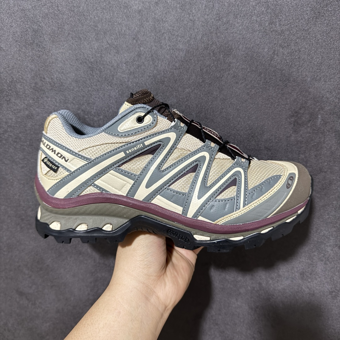 【公司级】Salomon XT-Quest 萨洛蒙 探索者系列户外越野跑鞋 #鞋面采用SENSIFIT贴合技术 全方位贴合包裹脚型 鞋跟部鞋底牵引设计 提供强大的抓地性能 更适应野外崎岖不平的道路 其3D ADVANCED CHASSIS底盘 材料轻量大化 钉齿设计更具稳定性、防护性 鞋底易磨损区运用CONTAGRIP高耐磨材料 应对城市硬质路面长距离跑考验 货号：491278 尺码：36 36.5 37 37.5 38 38.5 39 40 40.5 41 42 42.5 43 44 44.5 45-选品中心
