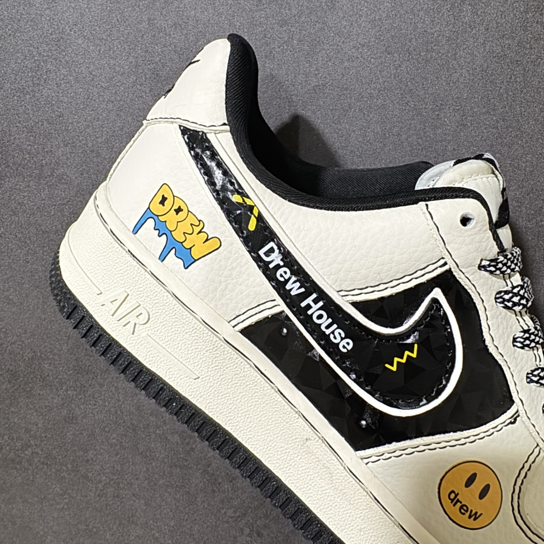 图片[8]-【定制版】Drew House × Nike Air Force 1 联名款 把笑脸和街头感焊在鞋上！米白基底+黑红撞色，鞋身涂鸦「DREW」字母与标志性笑脸印花，自带贾斯汀·比伯同款潮感。经典空军一号版型，软皮耐造，黑白棋盘格鞋带+红黑格纹鞋盒，上脚就是行走的潮流名片，甜酷少年感拉满～ 货号：KD1688-008 尺码：36 36.5 37.5 38 38.5 39 40 40.5 41 42 42.5 43 44 44.5 45-选品中心