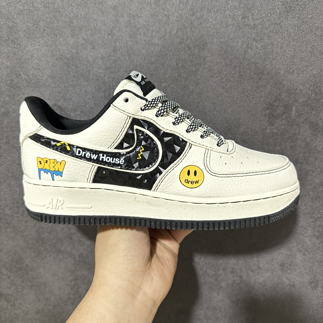 【定制版】Drew House × Nike Air Force 1 联名款 把笑脸和街头感焊在鞋上！米白基底+黑红撞色，鞋身涂鸦「DREW」字母与标志性笑脸印花，自带贾斯汀·比伯同款潮感。经典空军一号版型，软皮耐造，黑白棋盘格鞋带+红黑格纹鞋盒，上脚就是行走的潮流名片，甜酷少年感拉满～ 货号：KD1688-008 尺码：36 36.5 37.5 38 38.5 39 40 40.5 41 42 42.5 43 44 44.5 45-选品中心