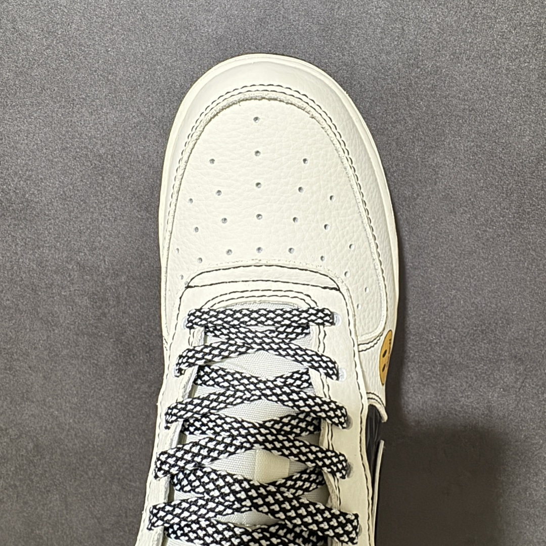 图片[5]-【定制版】Drew House × Nike Air Force 1 联名款 把笑脸和街头感焊在鞋上！米白基底+黑红撞色，鞋身涂鸦「DREW」字母与标志性笑脸印花，自带贾斯汀·比伯同款潮感。经典空军一号版型，软皮耐造，黑白棋盘格鞋带+红黑格纹鞋盒，上脚就是行走的潮流名片，甜酷少年感拉满～ 货号：KD1688-008 尺码：36 36.5 37.5 38 38.5 39 40 40.5 41 42 42.5 43 44 44.5 45-选品中心
