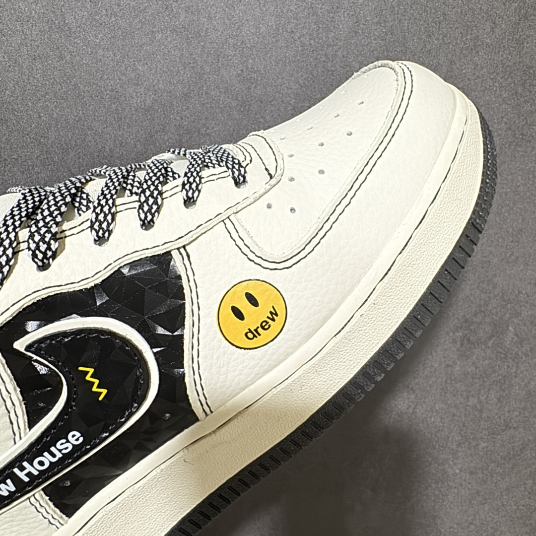 图片[7]-【定制版】Drew House × Nike Air Force 1 联名款 把笑脸和街头感焊在鞋上！米白基底+黑红撞色，鞋身涂鸦「DREW」字母与标志性笑脸印花，自带贾斯汀·比伯同款潮感。经典空军一号版型，软皮耐造，黑白棋盘格鞋带+红黑格纹鞋盒，上脚就是行走的潮流名片，甜酷少年感拉满～ 货号：KD1688-008 尺码：36 36.5 37.5 38 38.5 39 40 40.5 41 42 42.5 43 44 44.5 45-选品中心