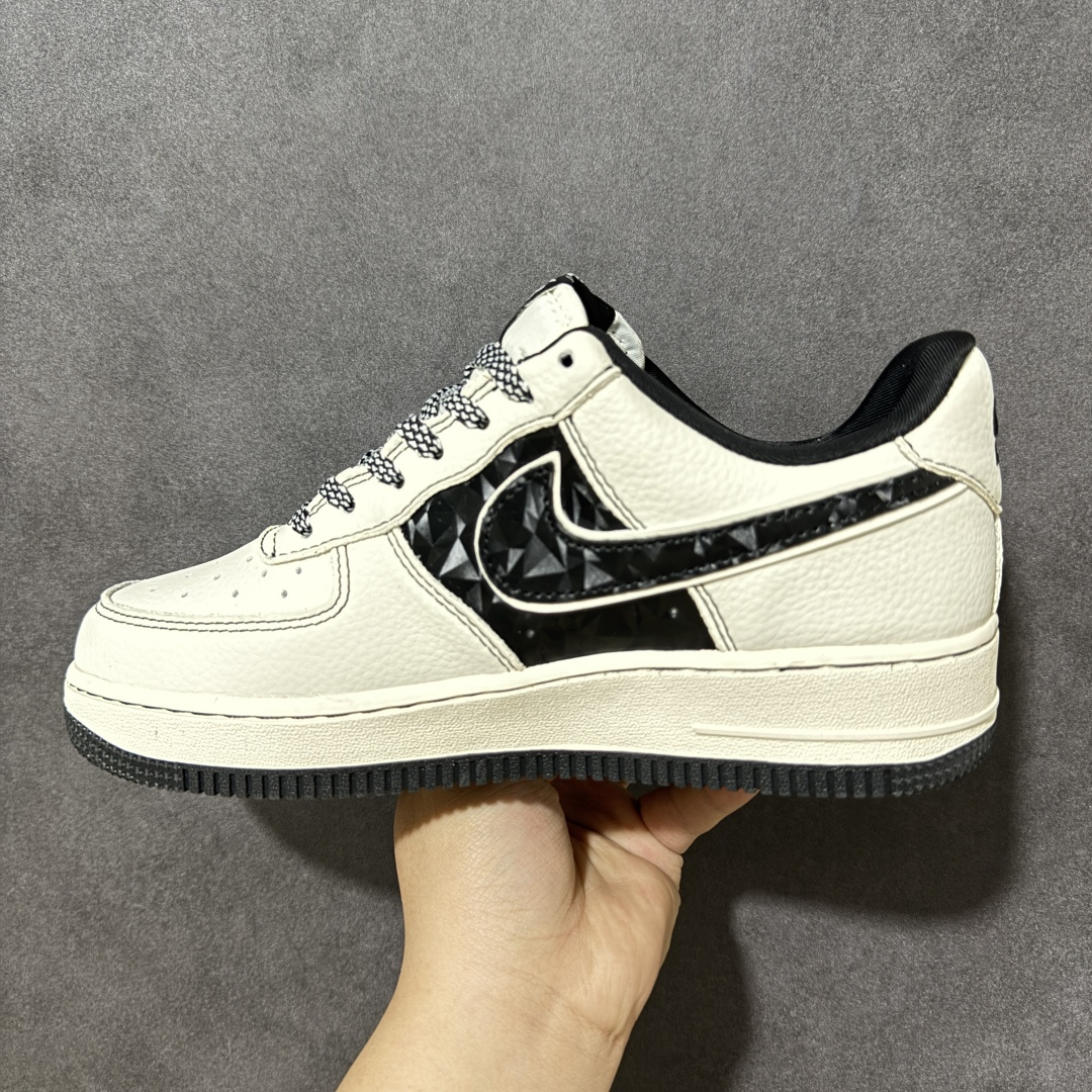 图片[2]-【定制版】Drew House × Nike Air Force 1 联名款 把笑脸和街头感焊在鞋上！米白基底+黑红撞色，鞋身涂鸦「DREW」字母与标志性笑脸印花，自带贾斯汀·比伯同款潮感。经典空军一号版型，软皮耐造，黑白棋盘格鞋带+红黑格纹鞋盒，上脚就是行走的潮流名片，甜酷少年感拉满～ 货号：KD1688-008 尺码：36 36.5 37.5 38 38.5 39 40 40.5 41 42 42.5 43 44 44.5 45-选品中心