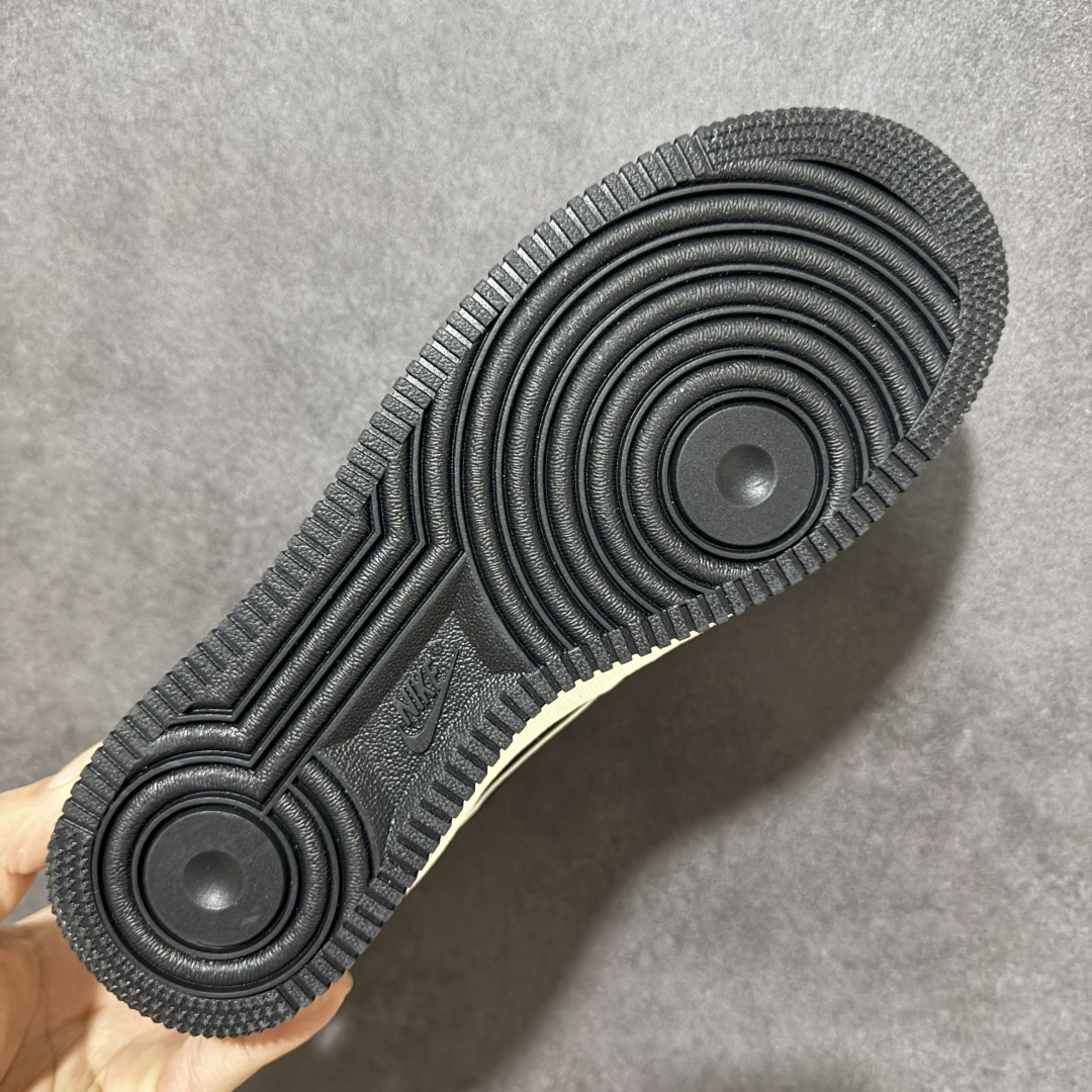 图片[9]-【定制版】Drew House × Nike Air Force 1 联名款 把笑脸和街头感焊在鞋上！米白基底+黑红撞色，鞋身涂鸦「DREW」字母与标志性笑脸印花，自带贾斯汀·比伯同款潮感。经典空军一号版型，软皮耐造，黑白棋盘格鞋带+红黑格纹鞋盒，上脚就是行走的潮流名片，甜酷少年感拉满～ 货号：KD1688-008 尺码：36 36.5 37.5 38 38.5 39 40 40.5 41 42 42.5 43 44 44.5 45-选品中心