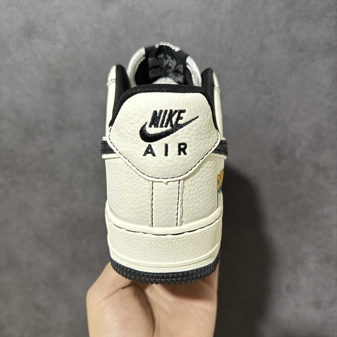 图片[4]-【定制版】Drew House × Nike Air Force 1 联名款 把笑脸和街头感焊在鞋上！米白基底+黑红撞色，鞋身涂鸦「DREW」字母与标志性笑脸印花，自带贾斯汀·比伯同款潮感。经典空军一号版型，软皮耐造，黑白棋盘格鞋带+红黑格纹鞋盒，上脚就是行走的潮流名片，甜酷少年感拉满～ 货号：KD1688-008 尺码：36 36.5 37.5 38 38.5 39 40 40.5 41 42 42.5 43 44 44.5 45-选品中心