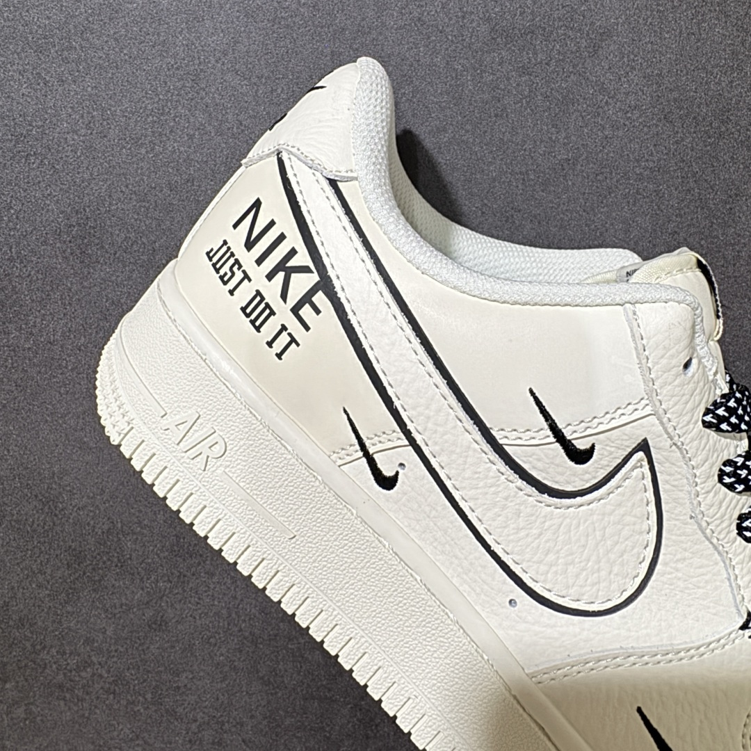 图片[8]-【定制版】解构经典 潮力全开 AIR FORCE 1 以米白为主调，多勾设计与手写风细节打破常规，自带街头随性腔调。荔枝纹皮革质感细腻耐造，经典Air缓震中底兼顾脚感与造型，黑白撞色鞋带呼应鞋身标语，上脚秒变穿搭焦点，适配日常通勤、街头出街等多种场景，既保留空军一号的复古底蕴，又注入全新潮流基因，让每一步都自带态度。 货号：MM5288-082 尺码：36 36.5 37.5 38 38.5 39 40 40.5 41 42 42.5 43 44 44.5 45-选品中心
