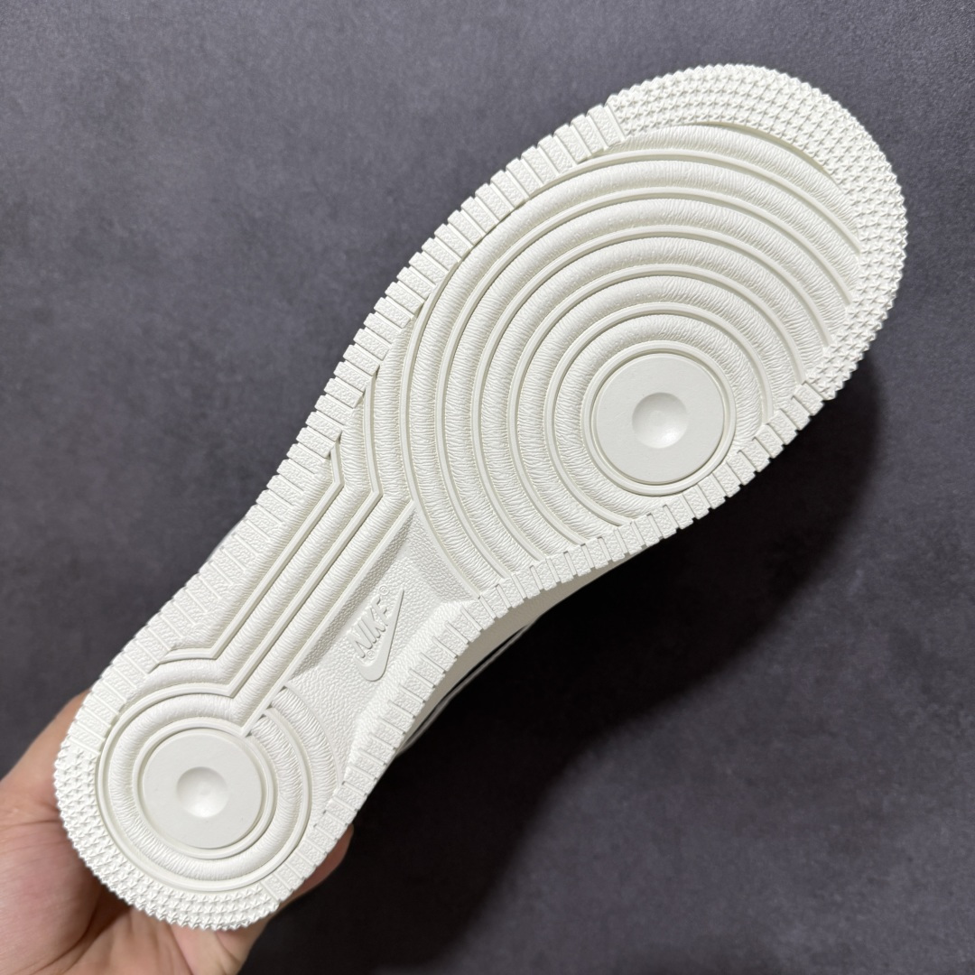 图片[9]-【定制版】解构经典 潮力全开 AIR FORCE 1 以米白为主调，多勾设计与手写风细节打破常规，自带街头随性腔调。荔枝纹皮革质感细腻耐造，经典Air缓震中底兼顾脚感与造型，黑白撞色鞋带呼应鞋身标语，上脚秒变穿搭焦点，适配日常通勤、街头出街等多种场景，既保留空军一号的复古底蕴，又注入全新潮流基因，让每一步都自带态度。 货号：MM5288-082 尺码：36 36.5 37.5 38 38.5 39 40 40.5 41 42 42.5 43 44 44.5 45-选品中心