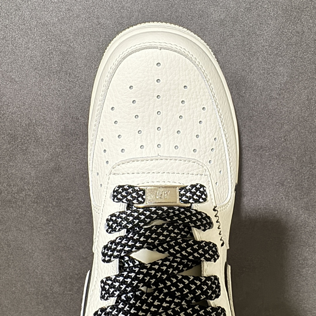 图片[5]-【定制版】解构经典 潮力全开 AIR FORCE 1 以米白为主调，多勾设计与手写风细节打破常规，自带街头随性腔调。荔枝纹皮革质感细腻耐造，经典Air缓震中底兼顾脚感与造型，黑白撞色鞋带呼应鞋身标语，上脚秒变穿搭焦点，适配日常通勤、街头出街等多种场景，既保留空军一号的复古底蕴，又注入全新潮流基因，让每一步都自带态度。 货号：MM5288-082 尺码：36 36.5 37.5 38 38.5 39 40 40.5 41 42 42.5 43 44 44.5 45-选品中心