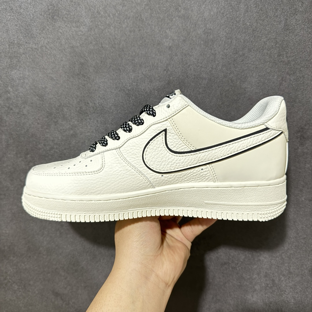 图片[2]-【定制版】解构经典 潮力全开 AIR FORCE 1 以米白为主调，多勾设计与手写风细节打破常规，自带街头随性腔调。荔枝纹皮革质感细腻耐造，经典Air缓震中底兼顾脚感与造型，黑白撞色鞋带呼应鞋身标语，上脚秒变穿搭焦点，适配日常通勤、街头出街等多种场景，既保留空军一号的复古底蕴，又注入全新潮流基因，让每一步都自带态度。 货号：MM5288-082 尺码：36 36.5 37.5 38 38.5 39 40 40.5 41 42 42.5 43 44 44.5 45-选品中心