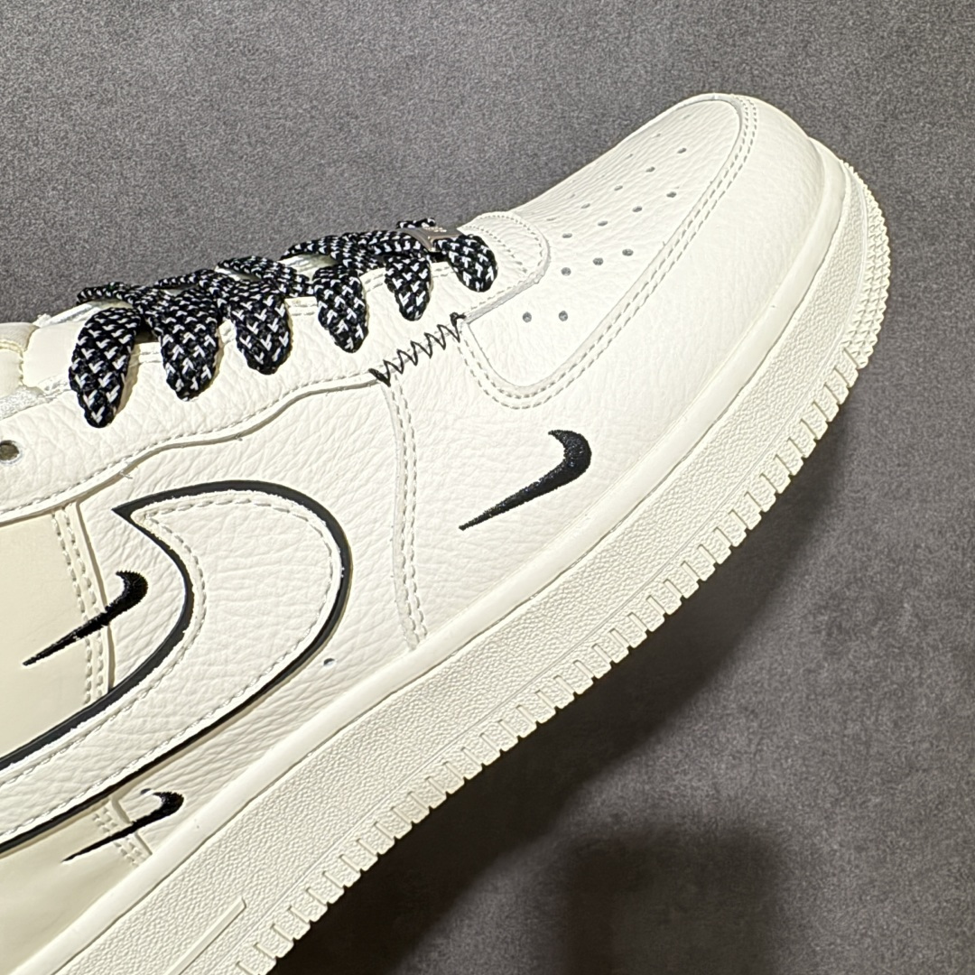 图片[7]-【定制版】解构经典 潮力全开 AIR FORCE 1 以米白为主调，多勾设计与手写风细节打破常规，自带街头随性腔调。荔枝纹皮革质感细腻耐造，经典Air缓震中底兼顾脚感与造型，黑白撞色鞋带呼应鞋身标语，上脚秒变穿搭焦点，适配日常通勤、街头出街等多种场景，既保留空军一号的复古底蕴，又注入全新潮流基因，让每一步都自带态度。 货号：MM5288-082 尺码：36 36.5 37.5 38 38.5 39 40 40.5 41 42 42.5 43 44 44.5 45-选品中心