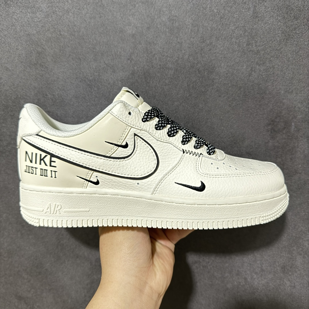 【定制版】解构经典 潮力全开 AIR FORCE 1 以米白为主调，多勾设计与手写风细节打破常规，自带街头随性腔调。荔枝纹皮革质感细腻耐造，经典Air缓震中底兼顾脚感与造型，黑白撞色鞋带呼应鞋身标语，上脚秒变穿搭焦点，适配日常通勤、街头出街等多种场景，既保留空军一号的复古底蕴，又注入全新潮流基因，让每一步都自带态度。 货号：MM5288-082 尺码：36 36.5 37.5 38 38.5 39 40 40.5 41 42 42.5 43 44 44.5 45-选品中心