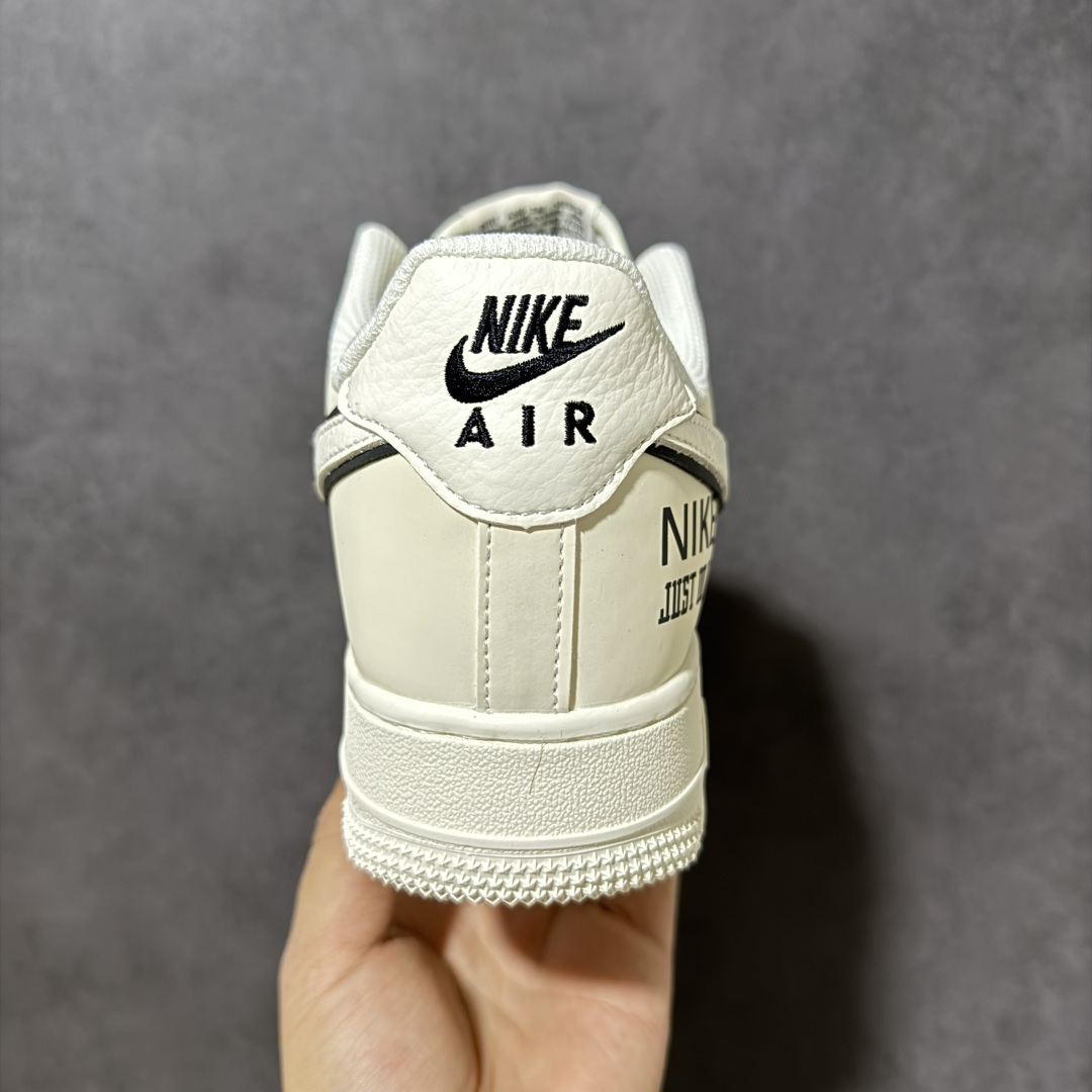 图片[4]-【定制版】解构经典 潮力全开 AIR FORCE 1 以米白为主调，多勾设计与手写风细节打破常规，自带街头随性腔调。荔枝纹皮革质感细腻耐造，经典Air缓震中底兼顾脚感与造型，黑白撞色鞋带呼应鞋身标语，上脚秒变穿搭焦点，适配日常通勤、街头出街等多种场景，既保留空军一号的复古底蕴，又注入全新潮流基因，让每一步都自带态度。 货号：MM5288-082 尺码：36 36.5 37.5 38 38.5 39 40 40.5 41 42 42.5 43 44 44.5 45-选品中心