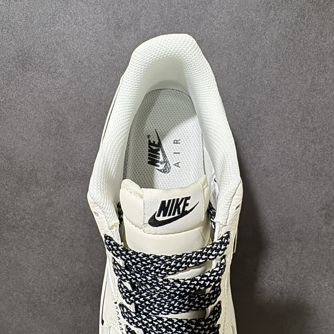 图片[6]-【定制版】解构经典 潮力全开 AIR FORCE 1 以米白为主调，多勾设计与手写风细节打破常规，自带街头随性腔调。荔枝纹皮革质感细腻耐造，经典Air缓震中底兼顾脚感与造型，黑白撞色鞋带呼应鞋身标语，上脚秒变穿搭焦点，适配日常通勤、街头出街等多种场景，既保留空军一号的复古底蕴，又注入全新潮流基因，让每一步都自带态度。 货号：MM5288-082 尺码：36 36.5 37.5 38 38.5 39 40 40.5 41 42 42.5 43 44 44.5 45-选品中心