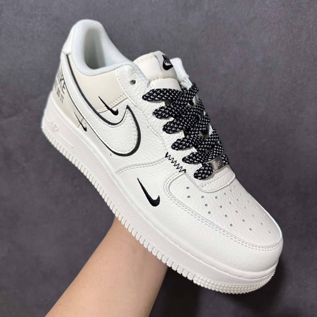图片[3]-【定制版】解构经典 潮力全开 AIR FORCE 1 以米白为主调，多勾设计与手写风细节打破常规，自带街头随性腔调。荔枝纹皮革质感细腻耐造，经典Air缓震中底兼顾脚感与造型，黑白撞色鞋带呼应鞋身标语，上脚秒变穿搭焦点，适配日常通勤、街头出街等多种场景，既保留空军一号的复古底蕴，又注入全新潮流基因，让每一步都自带态度。 货号：MM5288-082 尺码：36 36.5 37.5 38 38.5 39 40 40.5 41 42 42.5 43 44 44.5 45-选品中心