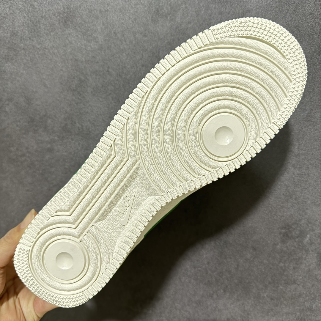 图片[9]-【定制版】Nike Air Force 1 高端定制 \”抹茶奶绿\”以米白为底，墨绿勾勒轮廓。荔枝纹+深绿Swoosh，像一杯冰爽的抹茶拿铁，温柔又清爽。经典Air缓震中底，舒适与颜值并存。 极简线条+复古细节，适配所有风格，越简单越高级。 货号： FV3694-111 尺码： 36-45-选品中心
