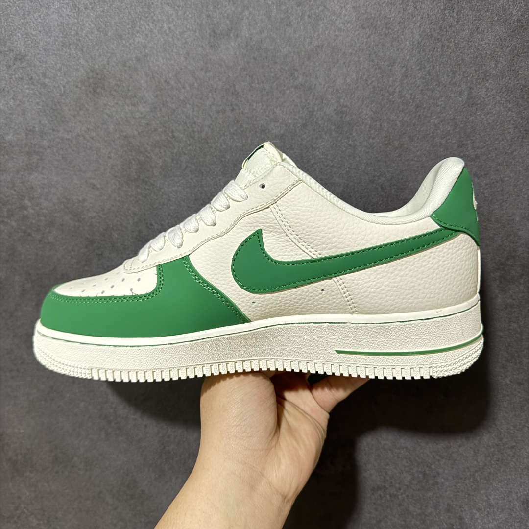 图片[2]-【定制版】Nike Air Force 1 高端定制 \”抹茶奶绿\”以米白为底，墨绿勾勒轮廓。荔枝纹+深绿Swoosh，像一杯冰爽的抹茶拿铁，温柔又清爽。经典Air缓震中底，舒适与颜值并存。 极简线条+复古细节，适配所有风格，越简单越高级。 货号： FV3694-111 尺码： 36-45-选品中心