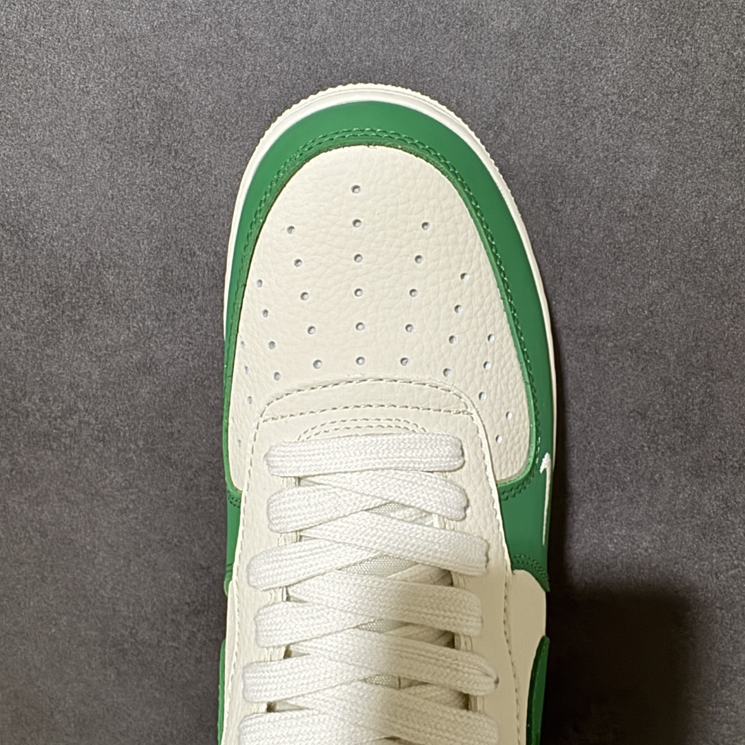 图片[5]-【定制版】Nike Air Force 1 高端定制 \”抹茶奶绿\”以米白为底，墨绿勾勒轮廓。荔枝纹+深绿Swoosh，像一杯冰爽的抹茶拿铁，温柔又清爽。经典Air缓震中底，舒适与颜值并存。 极简线条+复古细节，适配所有风格，越简单越高级。 货号： FV3694-111 尺码： 36-45-选品中心