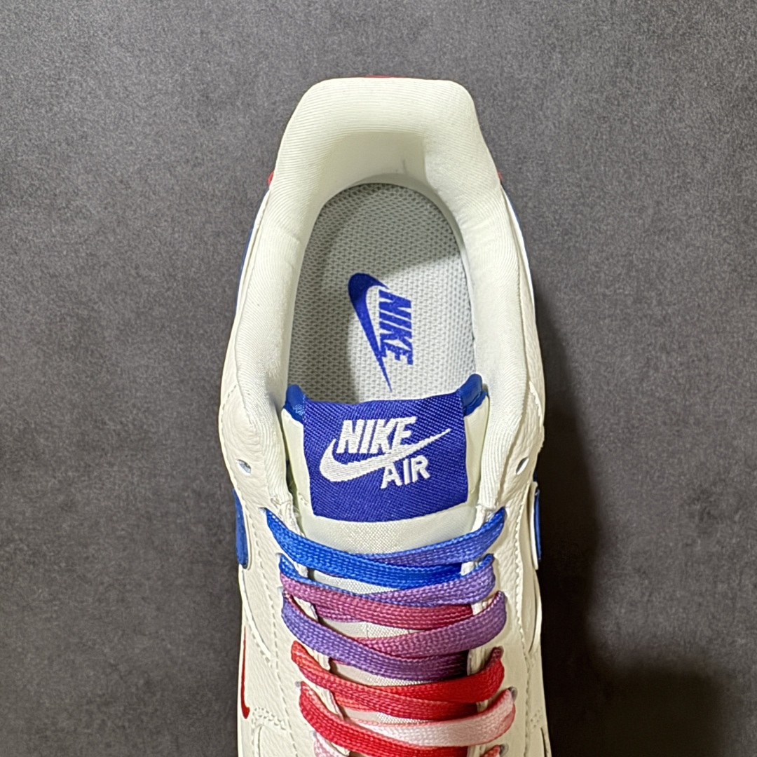 图片[6]-【定制版】潮鞋炸场，气场拉满！Nike Air Force 1 Low（Supreme联名）空军一号 爆款高端定制 米白荔枝纹碰撞蓝红撞色，渐变彩鞋带+金属挂饰细节拉满，后跟红标辨识度拉满。上脚就是街头焦点，美式复古与潮流态度一键拿捏。定制鞋盒 超高清洁度 细节完美 货号：BK1916-007 尺码：36 36.5 37.5 38 38.5 39 40 40.5 41 42 42.5 43 44 44.5 45-选品中心