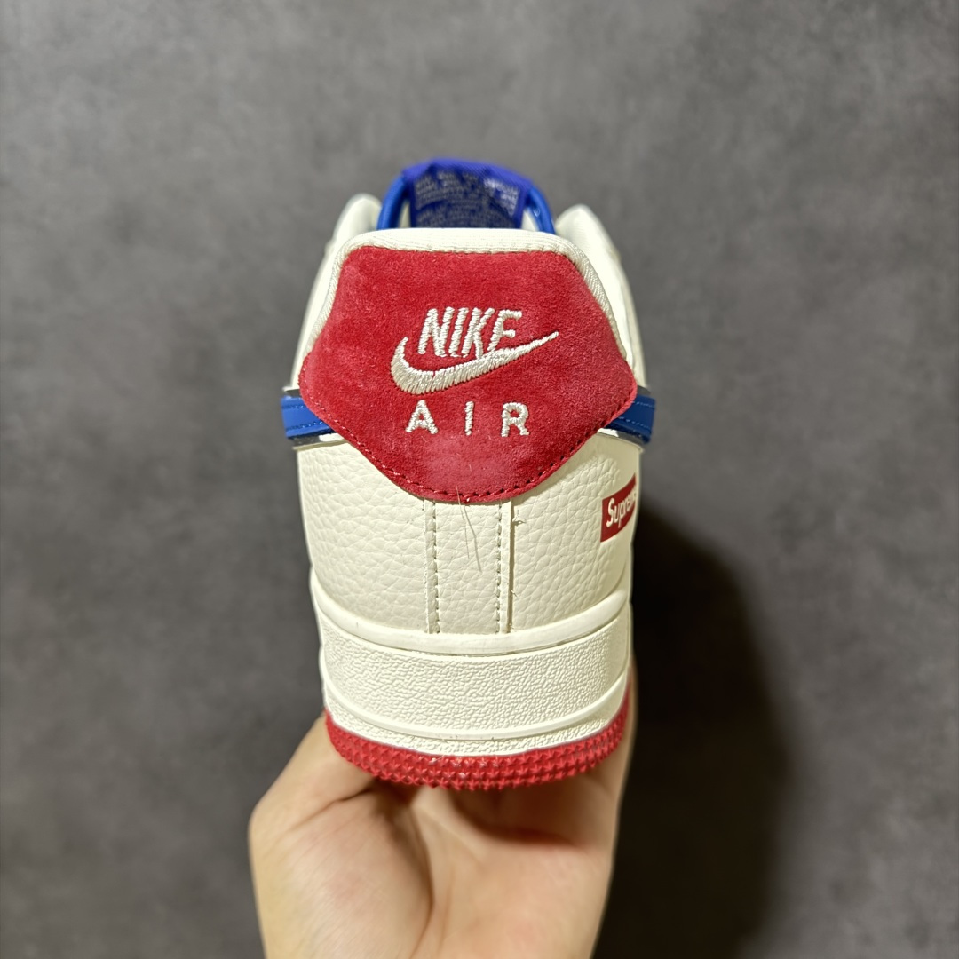 图片[4]-【定制版】潮鞋炸场，气场拉满！Nike Air Force 1 Low（Supreme联名）空军一号 爆款高端定制 米白荔枝纹碰撞蓝红撞色，渐变彩鞋带+金属挂饰细节拉满，后跟红标辨识度拉满。上脚就是街头焦点，美式复古与潮流态度一键拿捏。定制鞋盒 超高清洁度 细节完美 货号：BK1916-007 尺码：36 36.5 37.5 38 38.5 39 40 40.5 41 42 42.5 43 44 44.5 45-选品中心