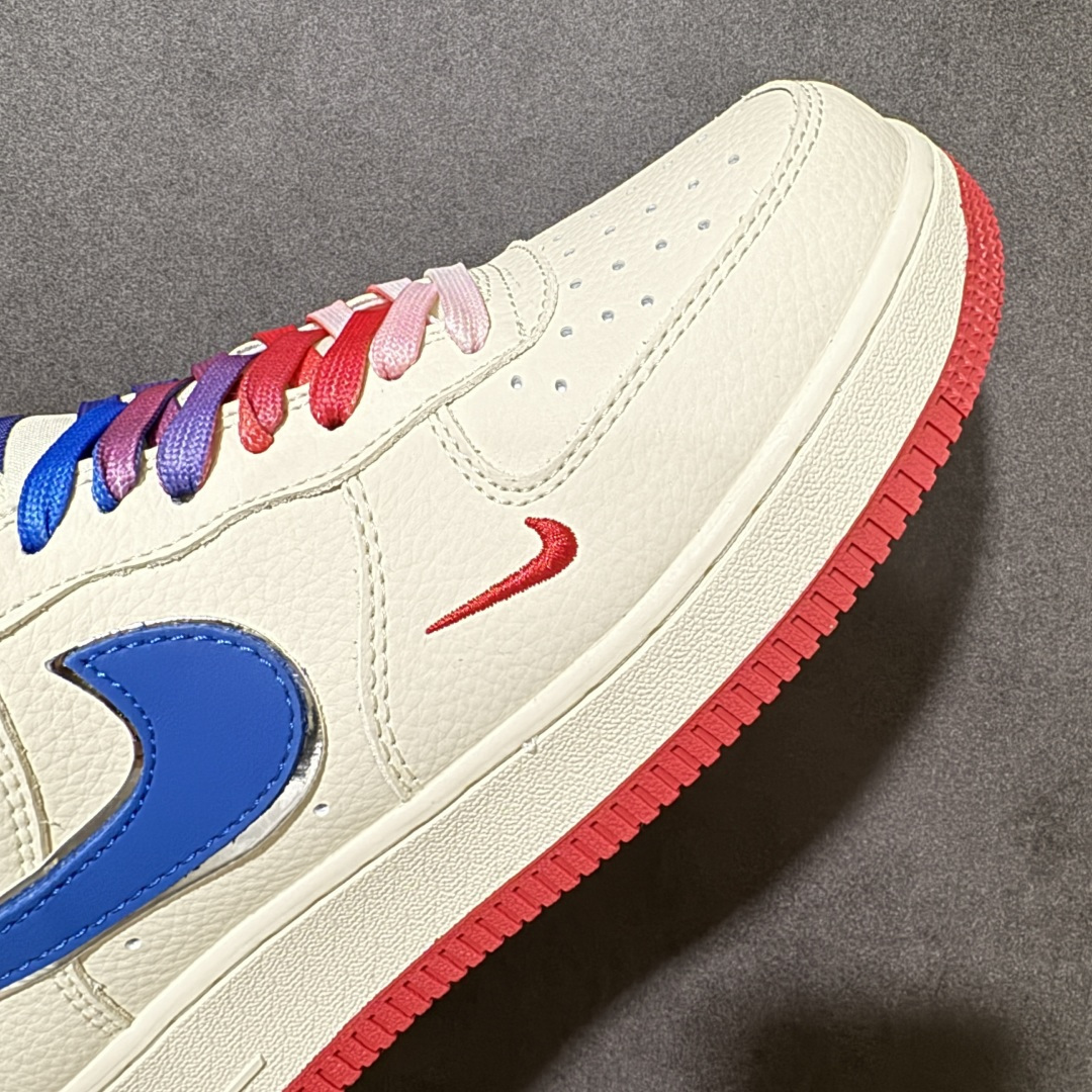 图片[7]-【定制版】潮鞋炸场，气场拉满！Nike Air Force 1 Low（Supreme联名）空军一号 爆款高端定制 米白荔枝纹碰撞蓝红撞色，渐变彩鞋带+金属挂饰细节拉满，后跟红标辨识度拉满。上脚就是街头焦点，美式复古与潮流态度一键拿捏。定制鞋盒 超高清洁度 细节完美 货号：BK1916-007 尺码：36 36.5 37.5 38 38.5 39 40 40.5 41 42 42.5 43 44 44.5 45-选品中心