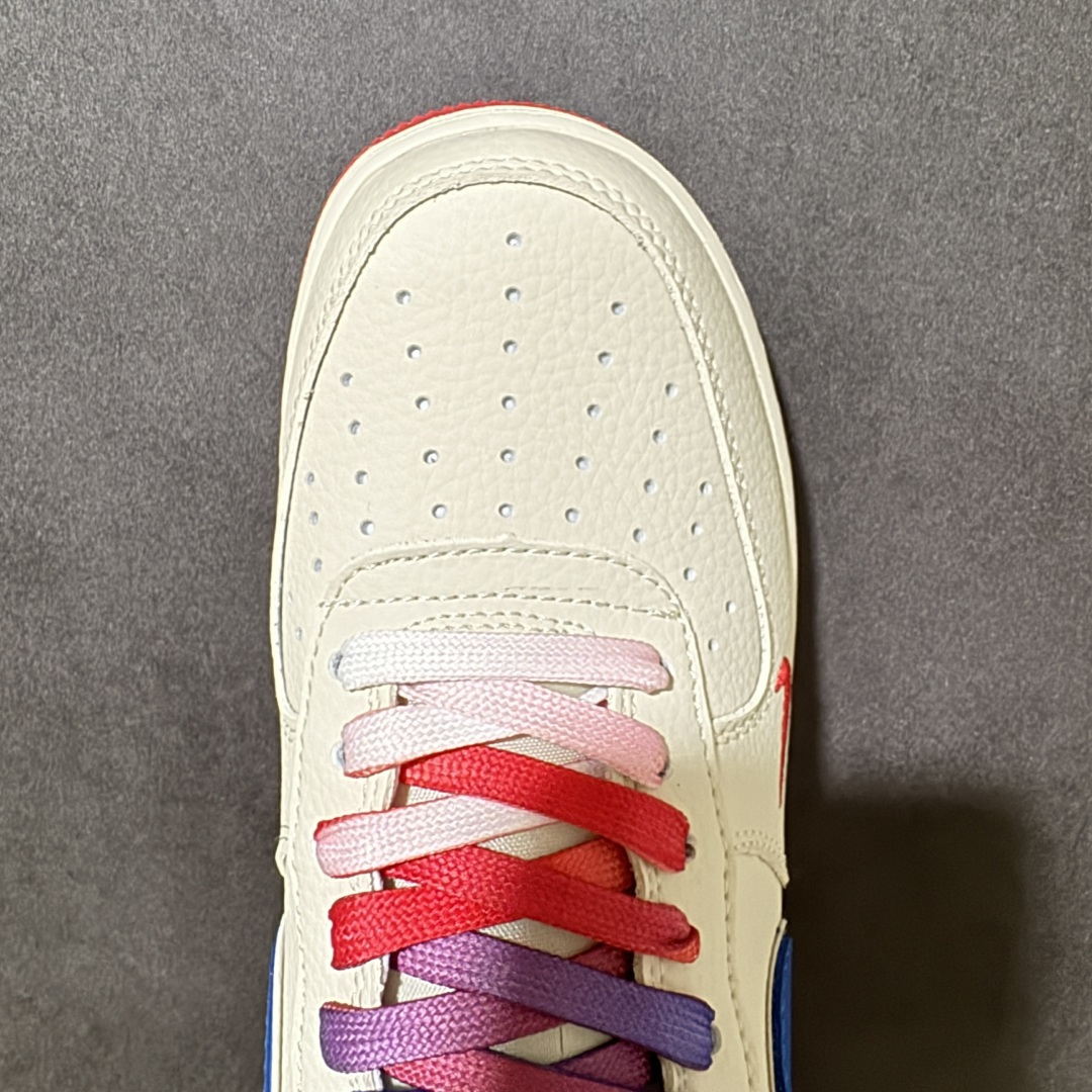 图片[5]-【定制版】潮鞋炸场，气场拉满！Nike Air Force 1 Low（Supreme联名）空军一号 爆款高端定制 米白荔枝纹碰撞蓝红撞色，渐变彩鞋带+金属挂饰细节拉满，后跟红标辨识度拉满。上脚就是街头焦点，美式复古与潮流态度一键拿捏。定制鞋盒 超高清洁度 细节完美 货号：BK1916-007 尺码：36 36.5 37.5 38 38.5 39 40 40.5 41 42 42.5 43 44 44.5 45-选品中心