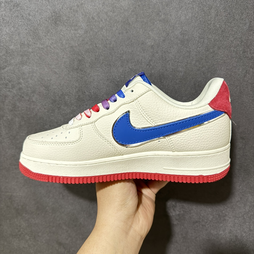 图片[2]-【定制版】潮鞋炸场，气场拉满！Nike Air Force 1 Low（Supreme联名）空军一号 爆款高端定制 米白荔枝纹碰撞蓝红撞色，渐变彩鞋带+金属挂饰细节拉满，后跟红标辨识度拉满。上脚就是街头焦点，美式复古与潮流态度一键拿捏。定制鞋盒 超高清洁度 细节完美 货号：BK1916-007 尺码：36 36.5 37.5 38 38.5 39 40 40.5 41 42 42.5 43 44 44.5 45-选品中心