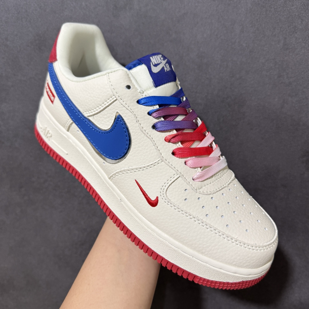 图片[3]-【定制版】潮鞋炸场，气场拉满！Nike Air Force 1 Low（Supreme联名）空军一号 爆款高端定制 米白荔枝纹碰撞蓝红撞色，渐变彩鞋带+金属挂饰细节拉满，后跟红标辨识度拉满。上脚就是街头焦点，美式复古与潮流态度一键拿捏。定制鞋盒 超高清洁度 细节完美 货号：BK1916-007 尺码：36 36.5 37.5 38 38.5 39 40 40.5 41 42 42.5 43 44 44.5 45-选品中心