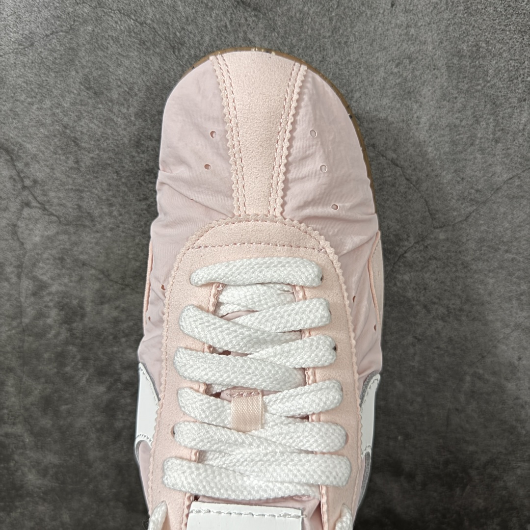 图片[5]-【正确版】Jacquemus x Nike Jacumoon 舒适 低帮生活休闲鞋 粉色 货号：HV8547-601 正确升级版 配件齐全 目前市场最优品 Nike和Jacquemus再度联手 鞋型高度还原了元年版的复古轮廓 细节点上在终于原味的基础上于鞋口处加入了松紧带设计 提升了穿脱的便捷性与贴合度 鞋身两侧是宽大的复古 Swoosh，而鞋舌上则点缀着专属的JACQUEMUS 标记，彰显联名 尺码：35-40 全码出货-选品中心