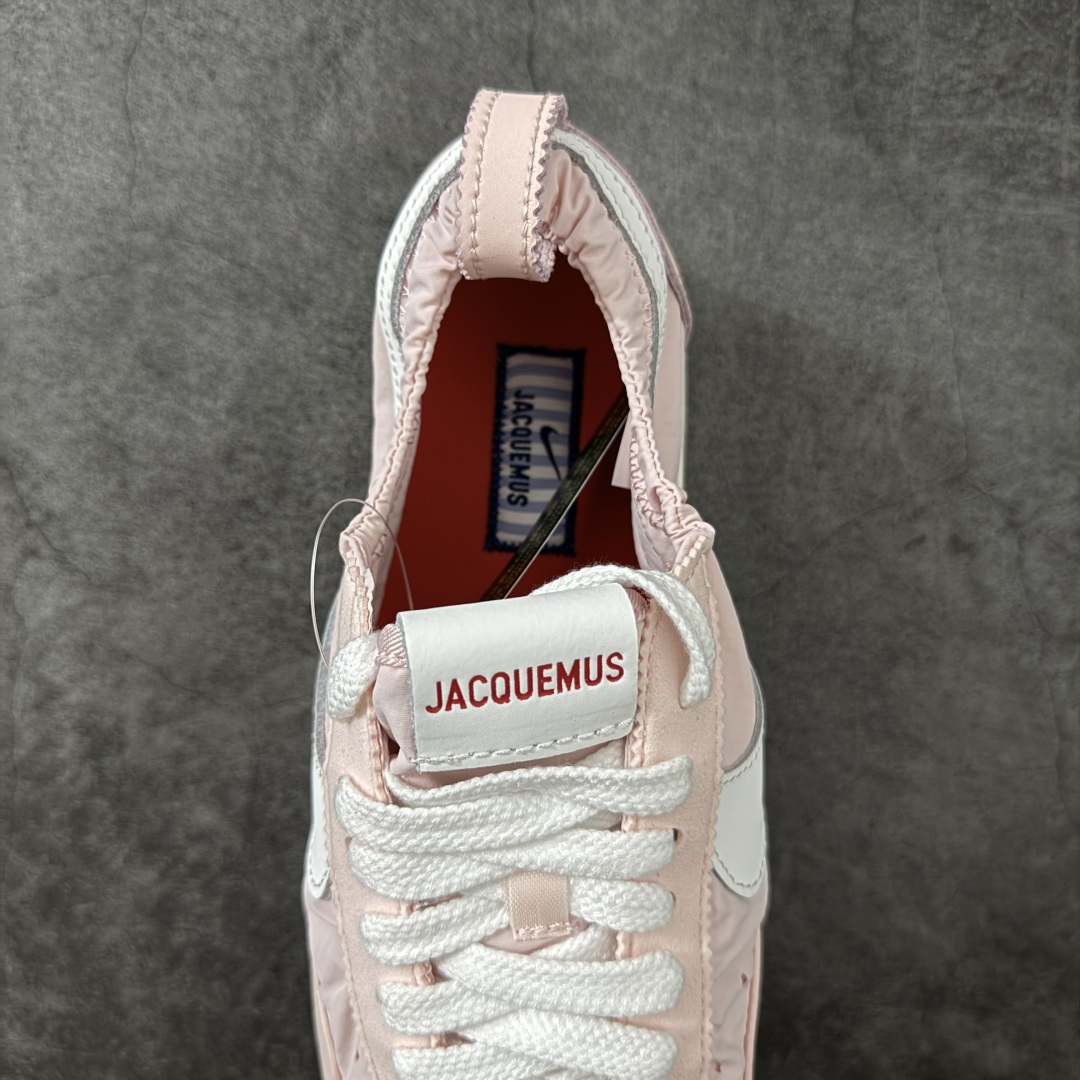 图片[8]-【正确版】Jacquemus x Nike Jacumoon 舒适 低帮生活休闲鞋 粉色 货号：HV8547-601 正确升级版 配件齐全 目前市场最优品 Nike和Jacquemus再度联手 鞋型高度还原了元年版的复古轮廓 细节点上在终于原味的基础上于鞋口处加入了松紧带设计 提升了穿脱的便捷性与贴合度 鞋身两侧是宽大的复古 Swoosh，而鞋舌上则点缀着专属的JACQUEMUS 标记，彰显联名 尺码：35-40 全码出货-选品中心