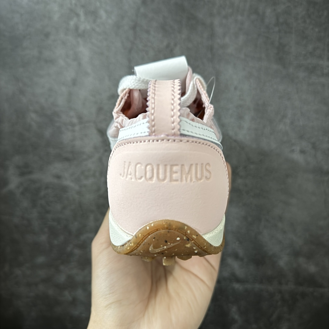 图片[4]-【正确版】Jacquemus x Nike Jacumoon 舒适 低帮生活休闲鞋 粉色 货号：HV8547-601 正确升级版 配件齐全 目前市场最优品 Nike和Jacquemus再度联手 鞋型高度还原了元年版的复古轮廓 细节点上在终于原味的基础上于鞋口处加入了松紧带设计 提升了穿脱的便捷性与贴合度 鞋身两侧是宽大的复古 Swoosh，而鞋舌上则点缀着专属的JACQUEMUS 标记，彰显联名 尺码：35-40 全码出货-选品中心