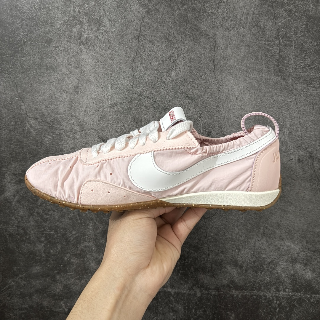 图片[2]-【正确版】Jacquemus x Nike Jacumoon 舒适 低帮生活休闲鞋 粉色 货号：HV8547-601 正确升级版 配件齐全 目前市场最优品 Nike和Jacquemus再度联手 鞋型高度还原了元年版的复古轮廓 细节点上在终于原味的基础上于鞋口处加入了松紧带设计 提升了穿脱的便捷性与贴合度 鞋身两侧是宽大的复古 Swoosh，而鞋舌上则点缀着专属的JACQUEMUS 标记，彰显联名 尺码：35-40 全码出货-选品中心
