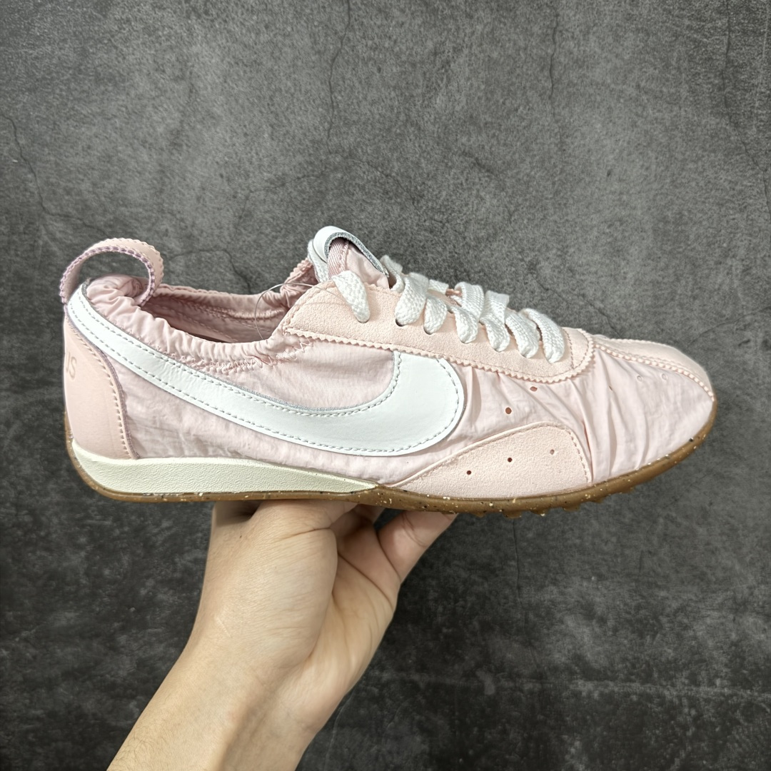 【正确版】Jacquemus x Nike Jacumoon 舒适 低帮生活休闲鞋 粉色 货号：HV8547-601 正确升级版 配件齐全 目前市场最优品 Nike和Jacquemus再度联手 鞋型高度还原了元年版的复古轮廓 细节点上在终于原味的基础上于鞋口处加入了松紧带设计 提升了穿脱的便捷性与贴合度 鞋身两侧是宽大的复古 Swoosh，而鞋舌上则点缀着专属的JACQUEMUS 标记，彰显联名 尺码：35-40 全码出货-选品中心