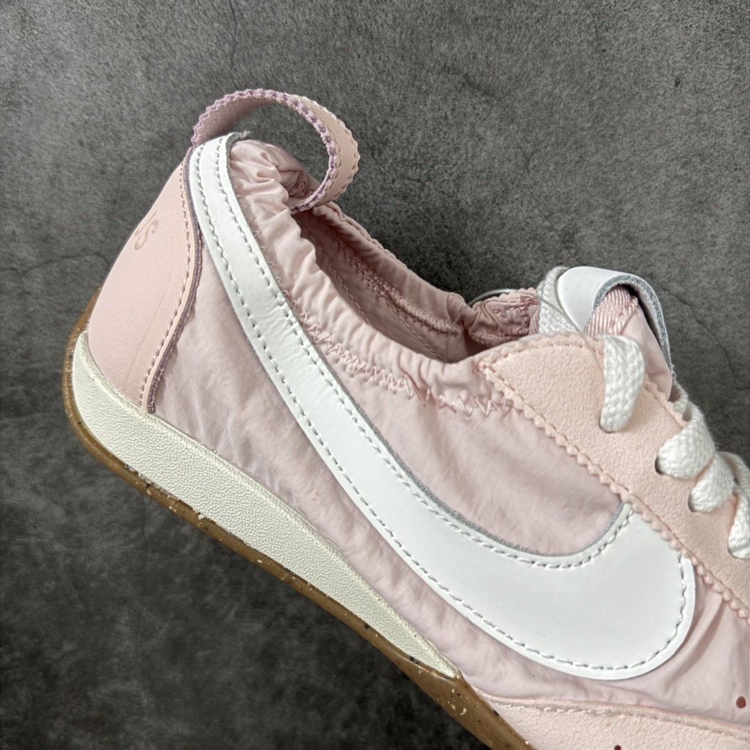 图片[7]-【正确版】Jacquemus x Nike Jacumoon 舒适 低帮生活休闲鞋 粉色 货号：HV8547-601 正确升级版 配件齐全 目前市场最优品 Nike和Jacquemus再度联手 鞋型高度还原了元年版的复古轮廓 细节点上在终于原味的基础上于鞋口处加入了松紧带设计 提升了穿脱的便捷性与贴合度 鞋身两侧是宽大的复古 Swoosh，而鞋舌上则点缀着专属的JACQUEMUS 标记，彰显联名 尺码：35-40 全码出货-选品中心