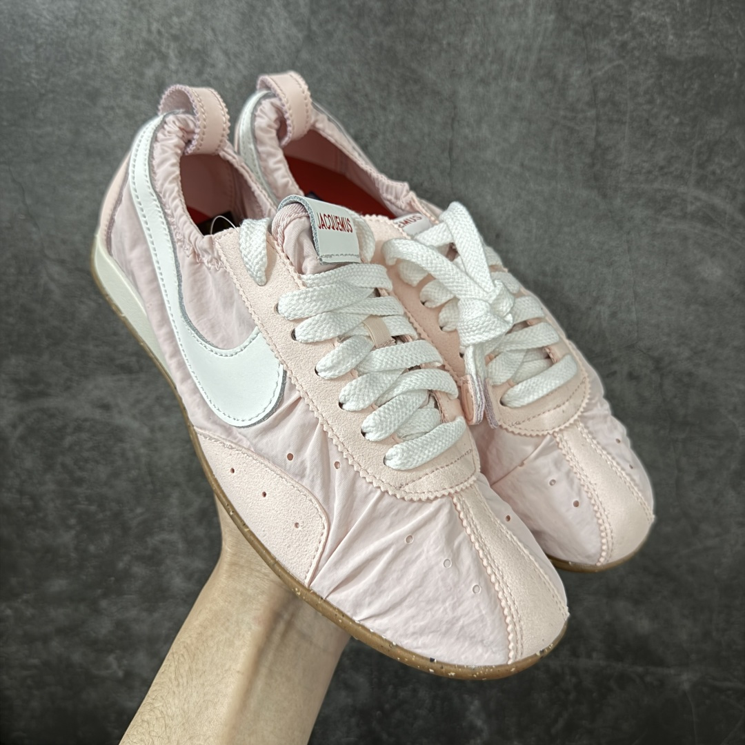 【正确版】Jacquemus x Nike Jacumoon 舒适 低帮生活休闲鞋 粉色 货号：HV8547-601 正确升级版 配件齐全 目前市场最优品 Nike和Jacquemus再度联手 鞋型高度还原了元年版的复古轮廓 细节点上在终于原味的基础上于鞋口处加入了松紧带设计 提升了穿脱的便捷性与贴合度 鞋身两侧是宽大的复古 Swoosh，而鞋舌上则点缀着专属的JACQUEMUS 标记，彰显联名 尺码：35-40 全码出货-选品中心